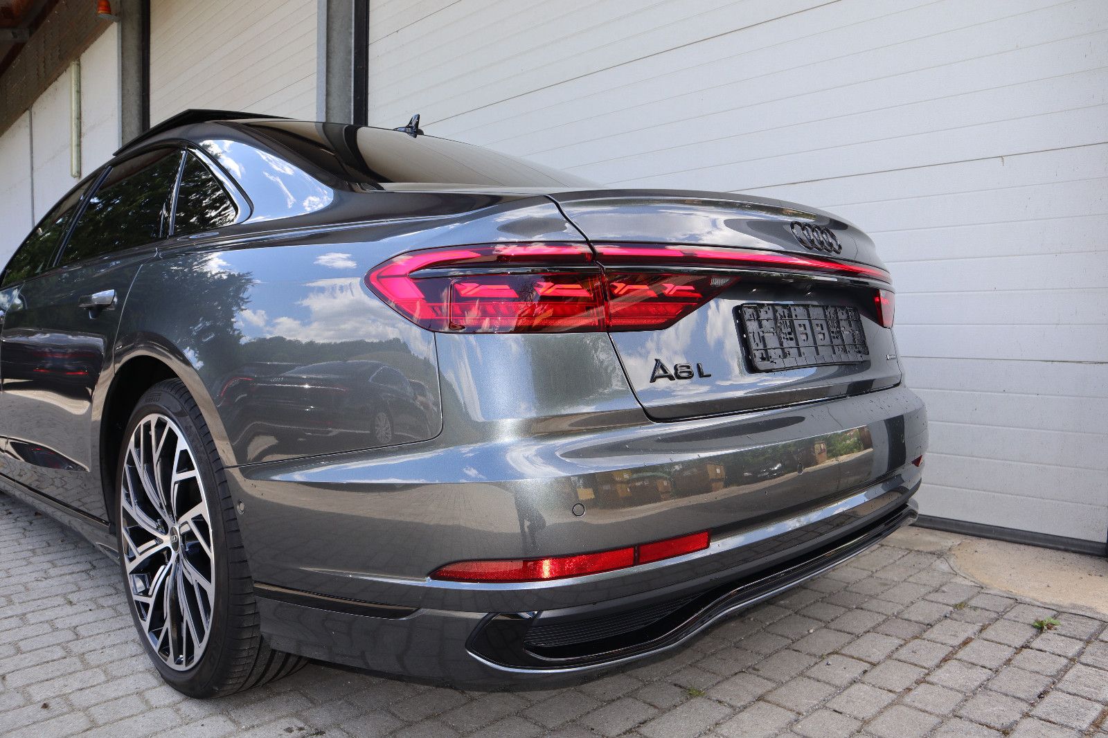 Audi A8L 60 TFSI V8 lang exclusive - Samsaru's Car Outlet