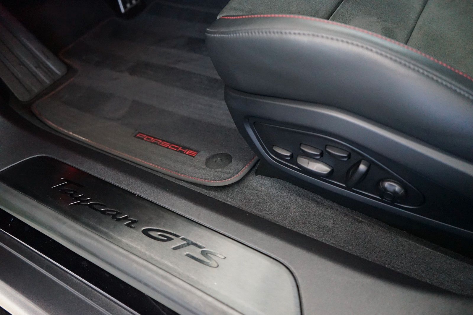 Porsche Taycan GTS BLACK/PANO/P-DISPLAY/MATRIX/360°/21z