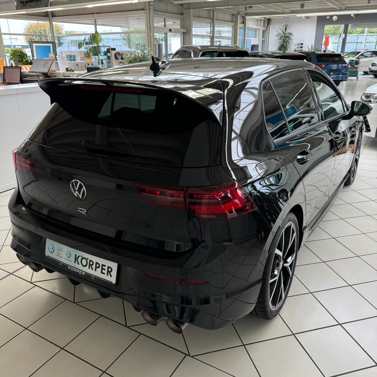 Volkswagen Golf VIII R 4Motion - Samsaru's Car Outlet