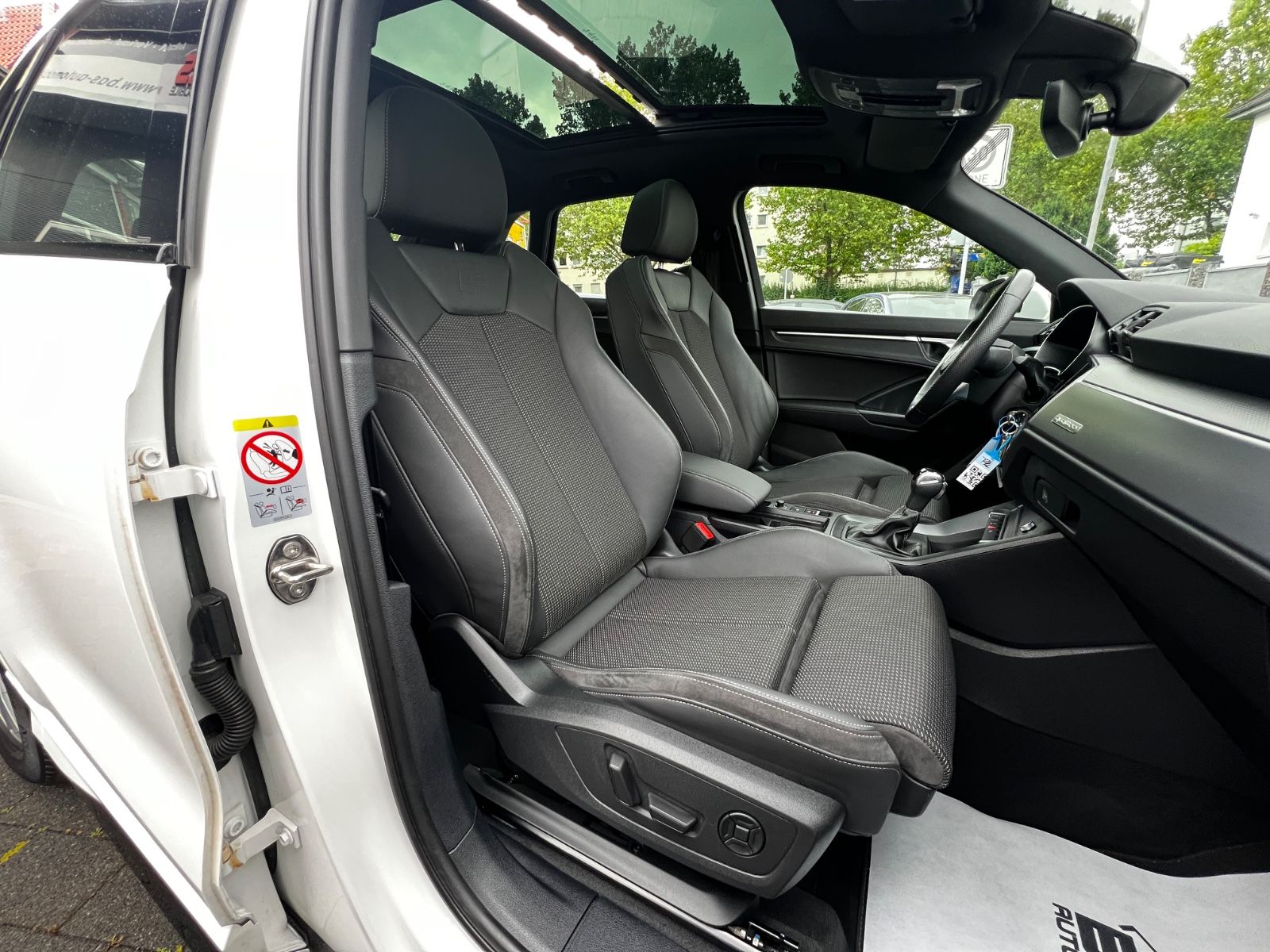 Audi Q3 45 TFSI quattro S line - Samsaru's Car Outlet