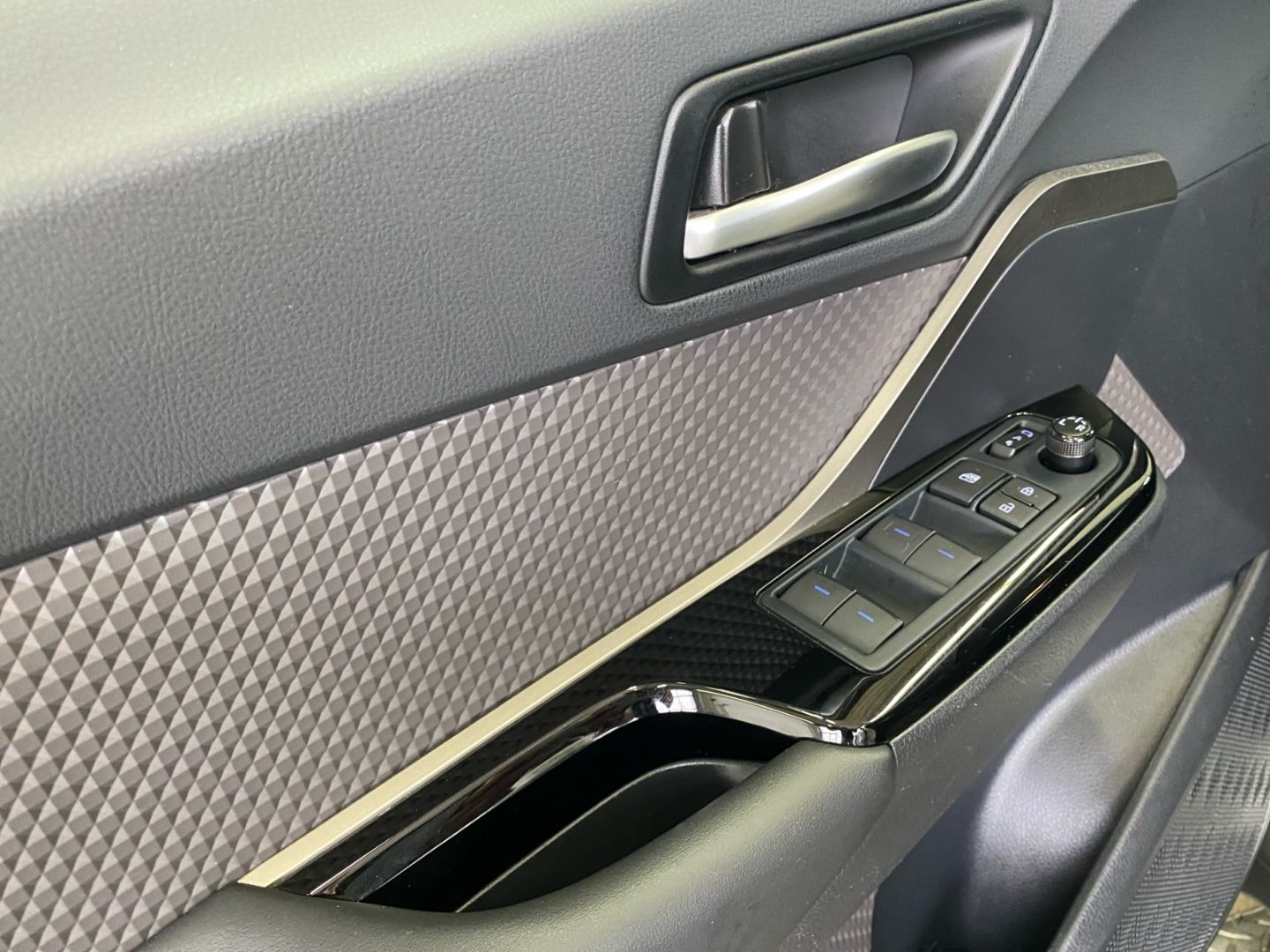 Toyota C-HR 2.0 Hybrid Lounge - Samsaru's Car Outlet