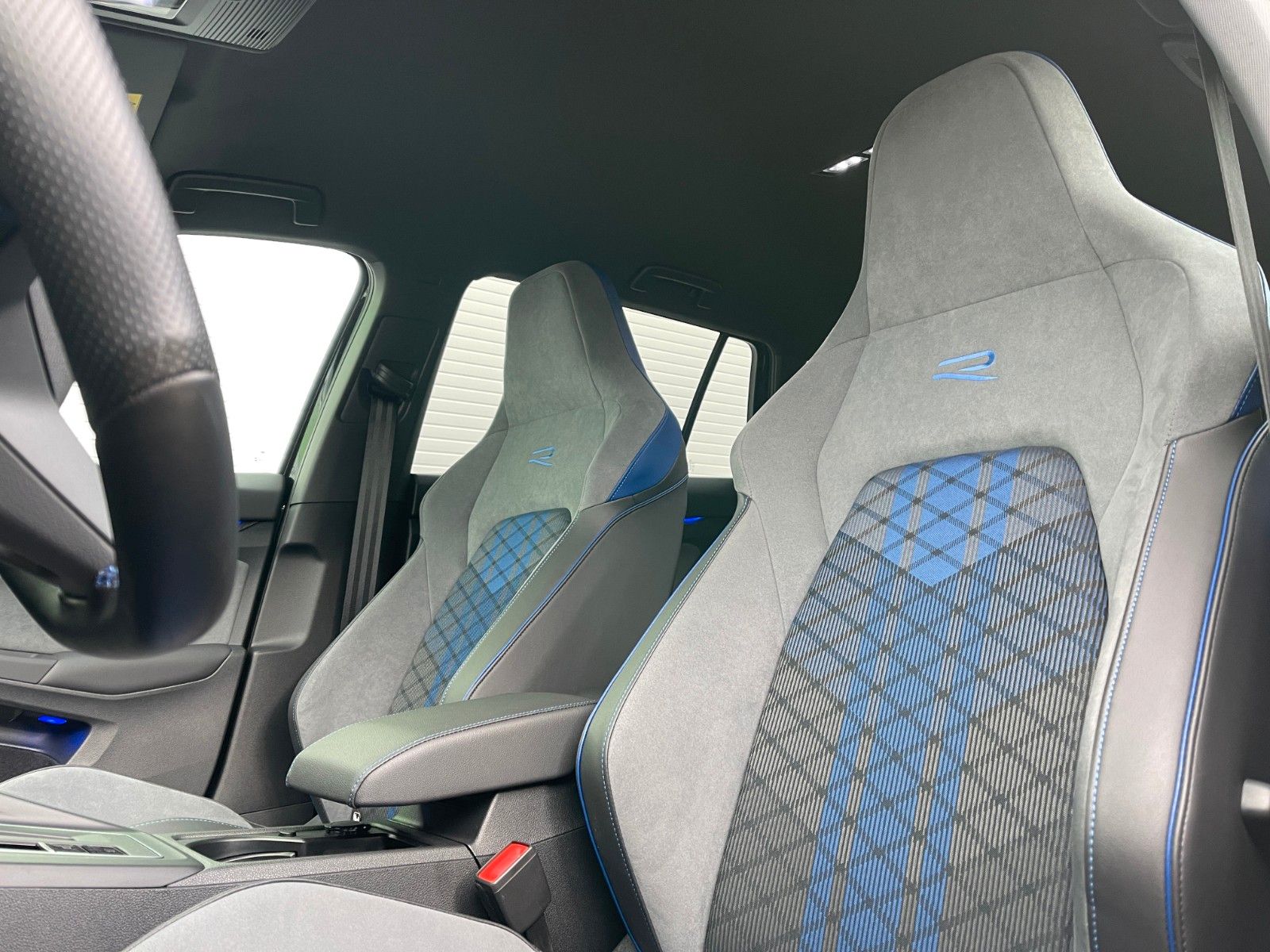 Volkswagen Golf R Variant 2.0TSi 4Motion DSG - Samsaru's Car Outlet