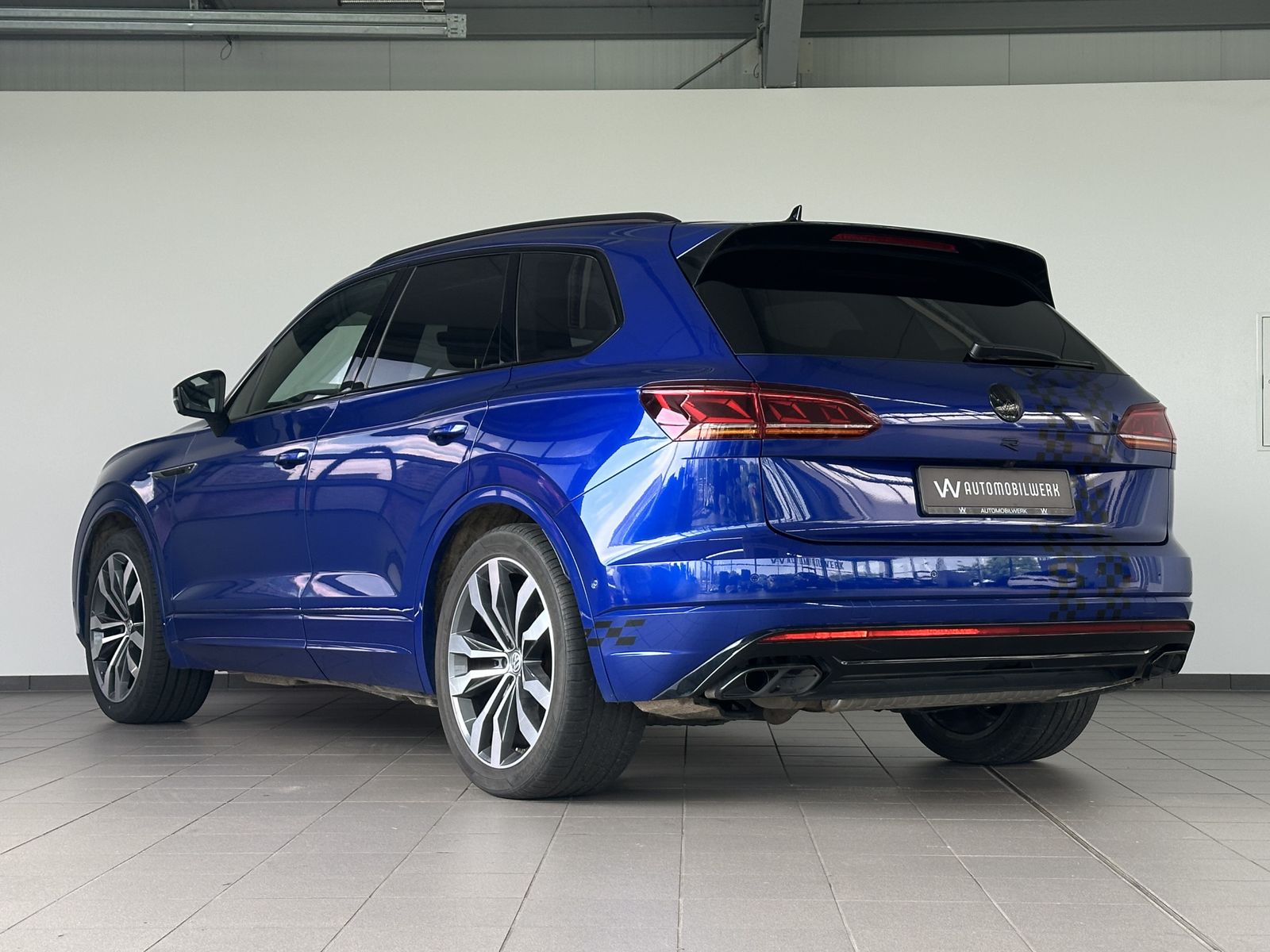 Volkswagen Touareg R-Line BLACK - Samsaru's Car Outlet