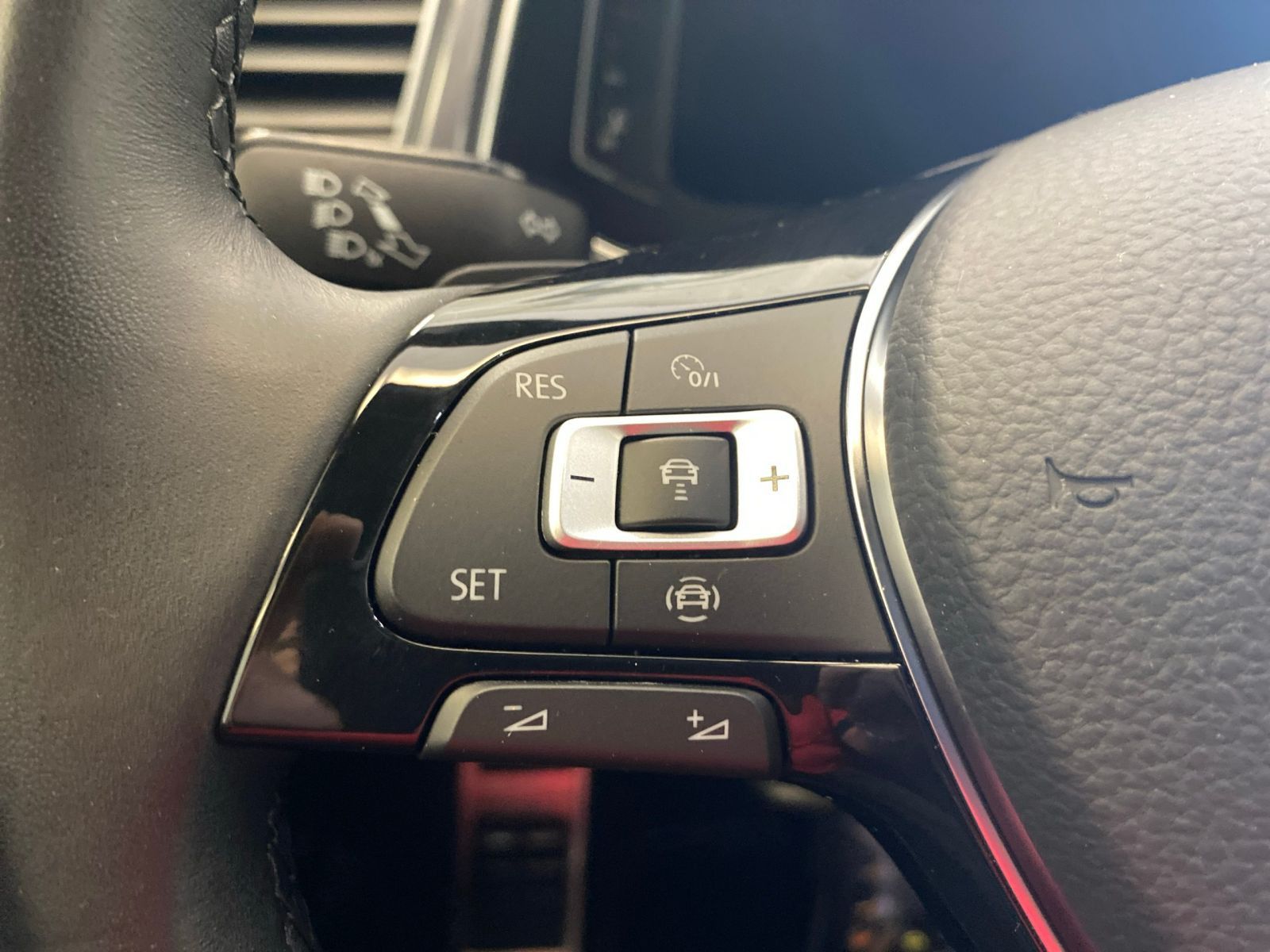 Volkswagen T-Roc 1.5 TSI Sport R-Line - Samsaru's Car Outlet