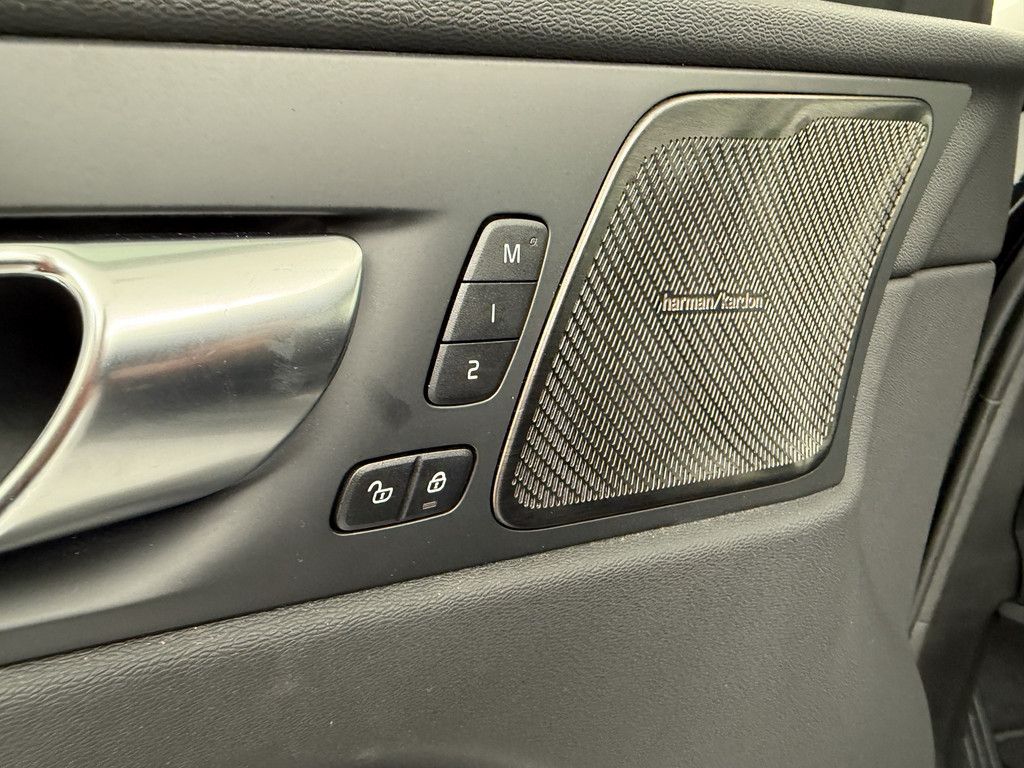 Volvo XC60 B5 AWD Ultra Dark *AHK*21-Zoll*360°*Luft-Fa