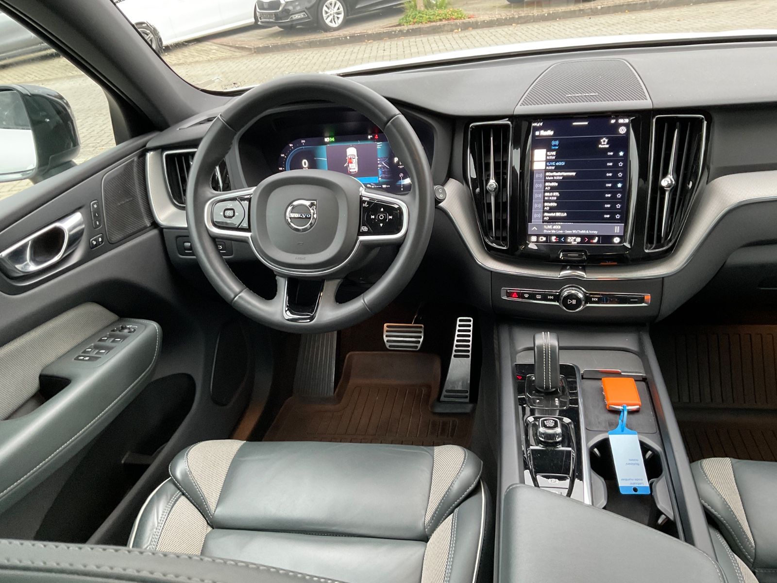 Volvo XC 60 XC60 R Design AWD,AHK,Kamera,Pano,LED