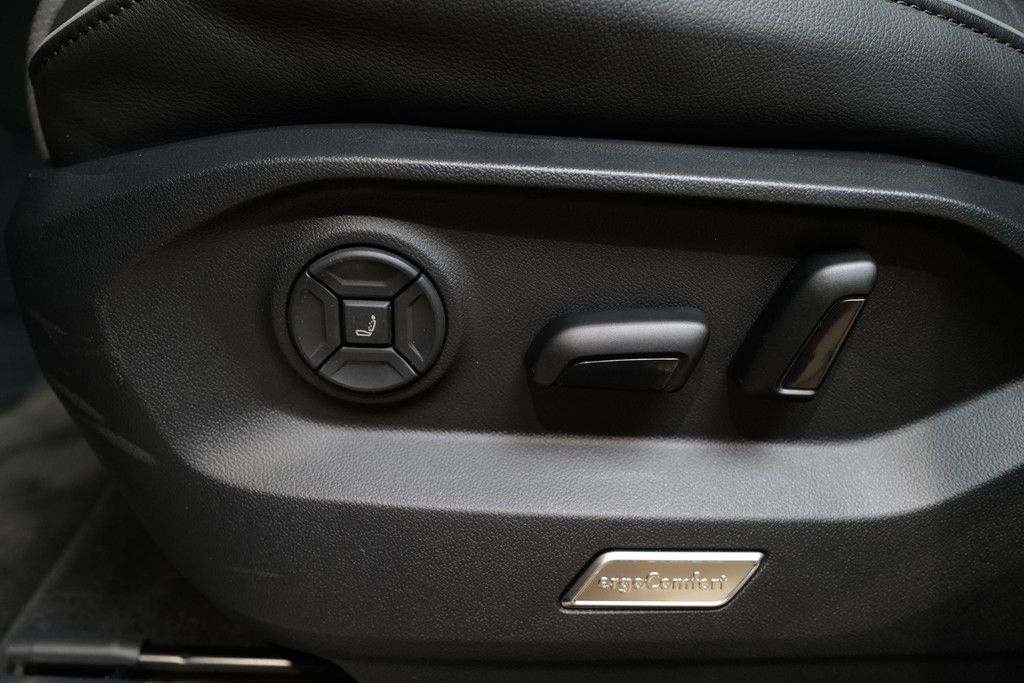 Volkswagen Touareg 3.0TDI R-Line Nachtsicht Dynaudio StdHz