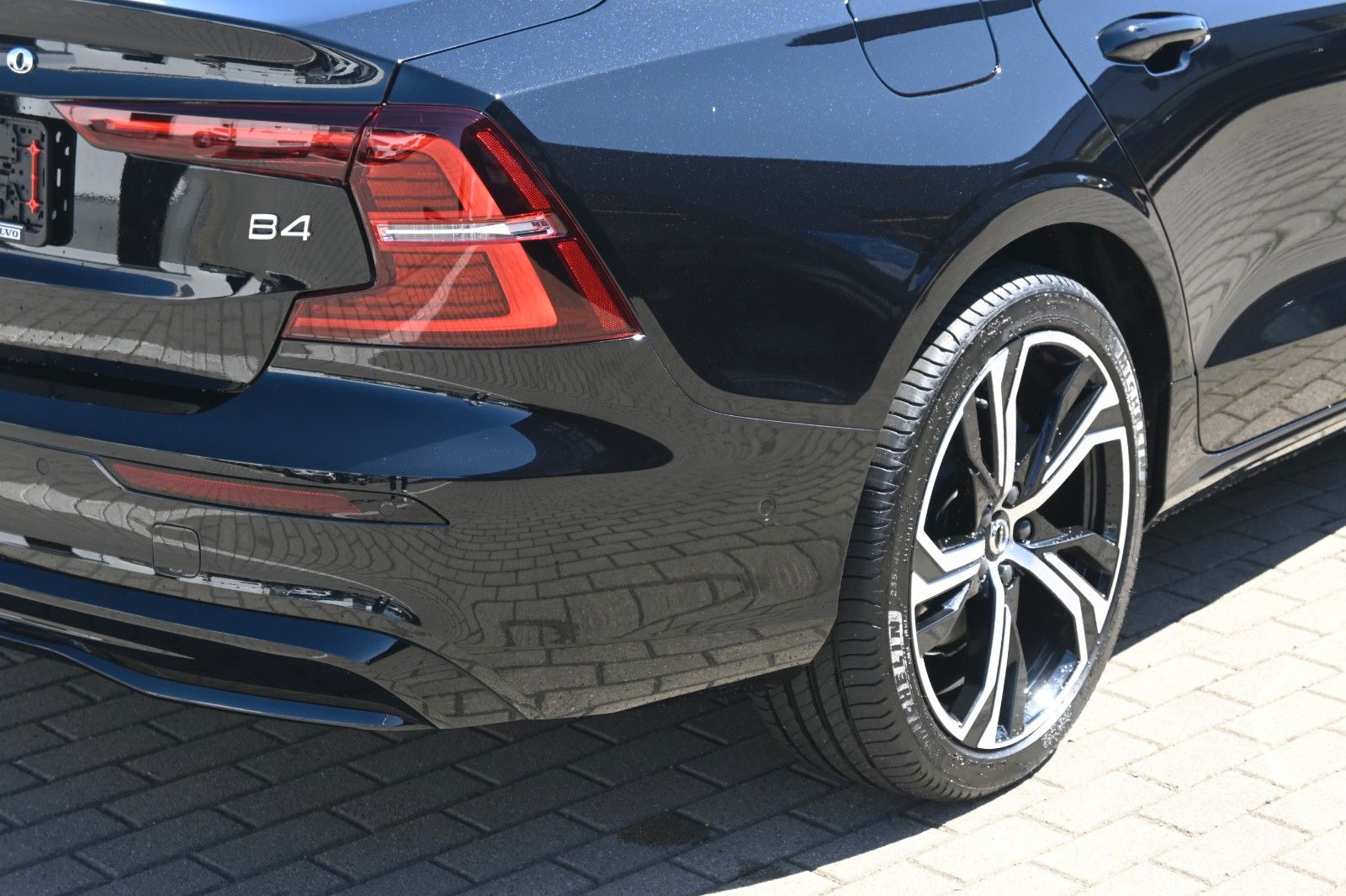 Volvo S60 B4 Plus Dark*LED*PANO*STHZ*H&K*360*QI*19"