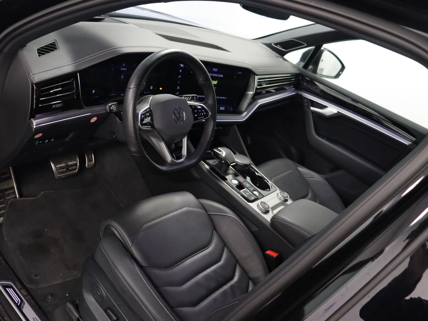 Volkswagen Touareg 3.0 TDI 4 Motion R-Line - Samsaru's Car Outlet