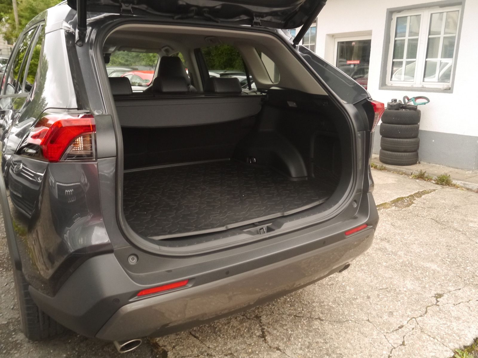 Toyota RAV 4 RAV4 Hybrid 4x4 Lounge - Samsaru's Car Outlet