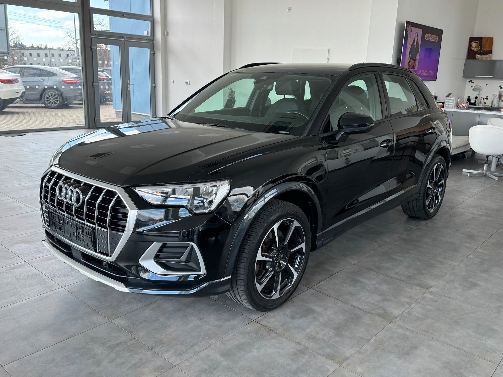 Audi Q3 45TFSI qu S tronic - Samsaru's Car Outlet