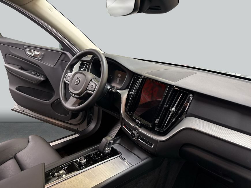Volvo XC60 B5 B AWD Core Leder SiH GJR Win Licht 19''