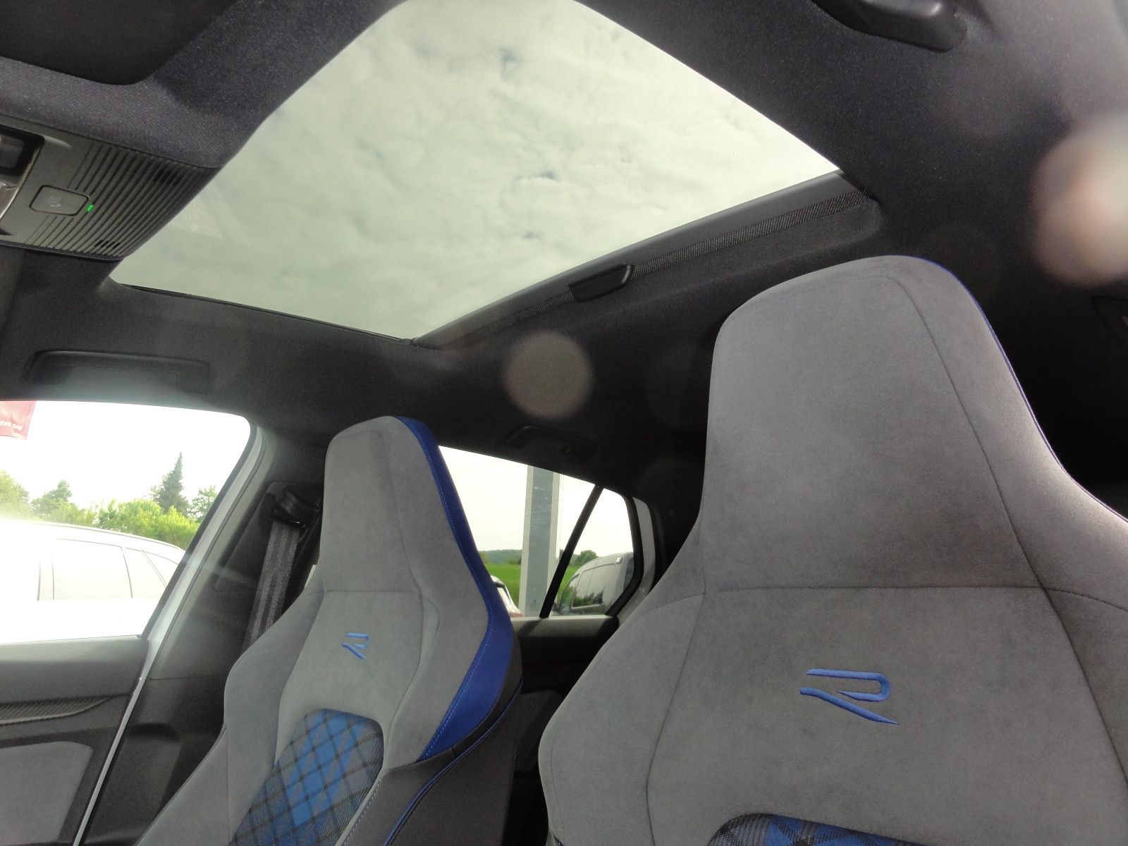 Volkswagen Golf VIII Lim. R 20 Years 4Motion - Samsaru's Car Outlet