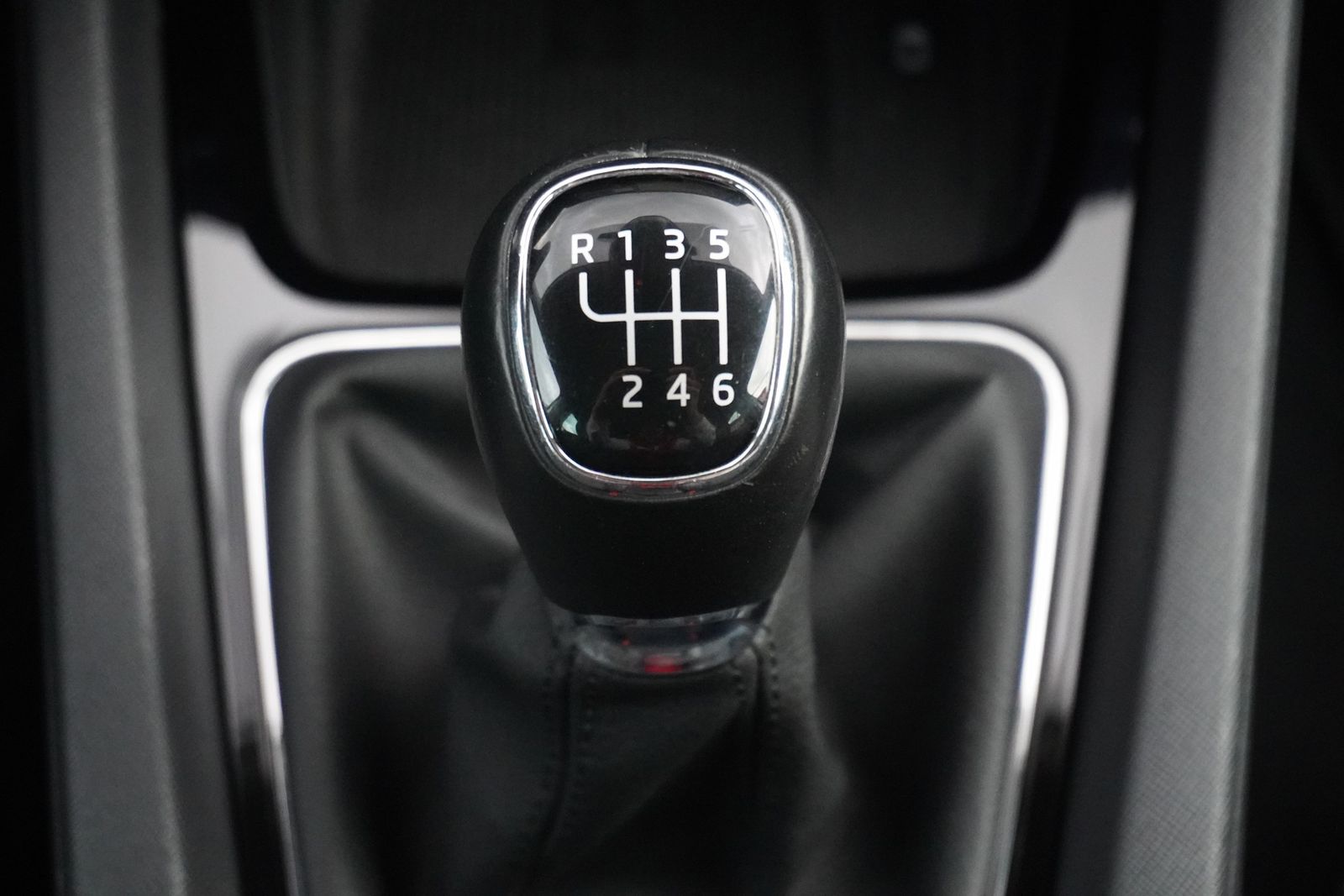 Skoda Octavia Combi 2.0 TDI Style - Samsaru's Car Outlet