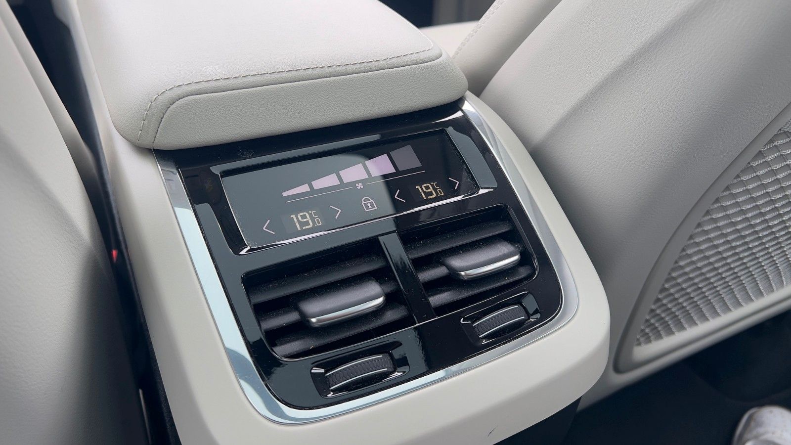 Volvo XC60 B5 D Ultimate Bright AWD*AHK*STHZG*Massage*