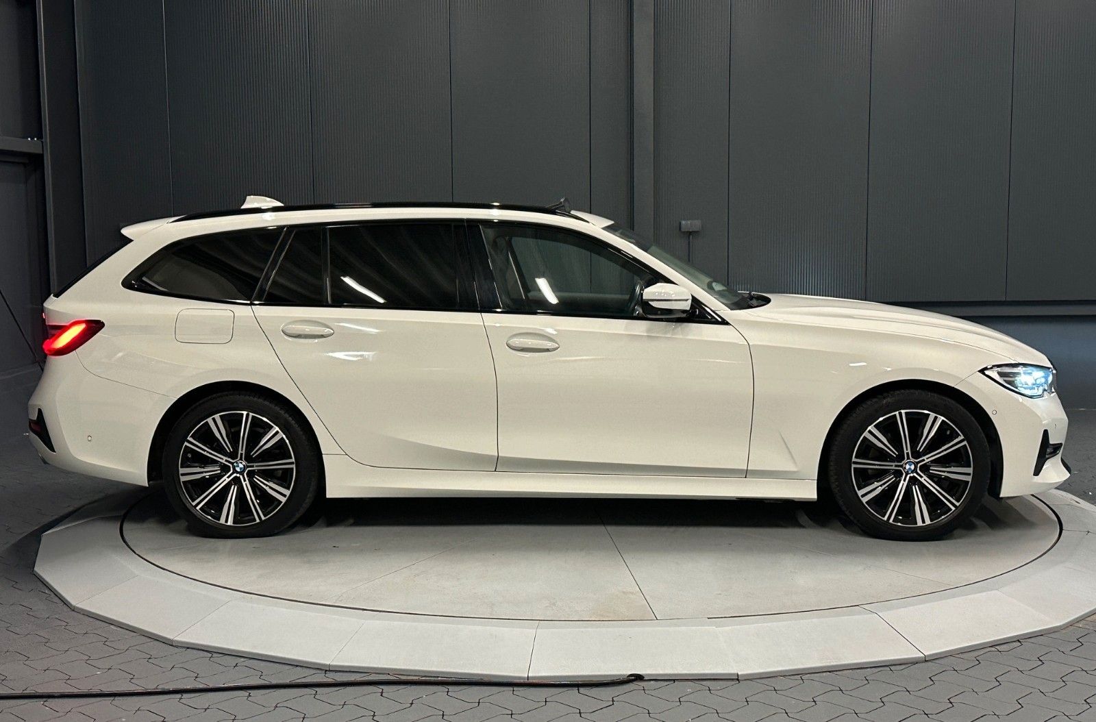 BMW 320d xDrive Sport Line - Samsaru's Car Outlet