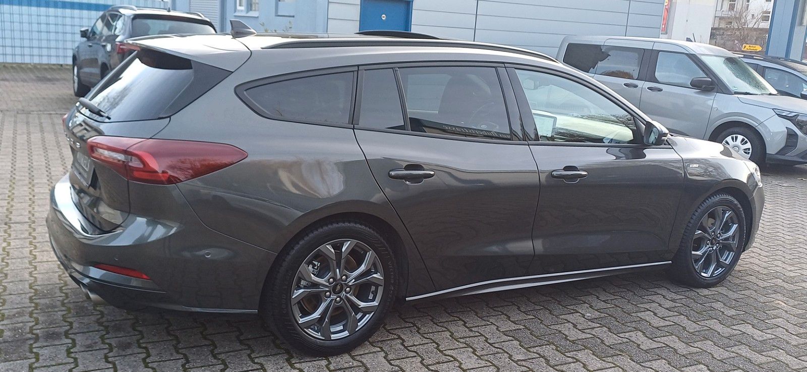 Ford Focus ST Line X-8Gang-Leder-Navi-Kamera-Pano-AHK