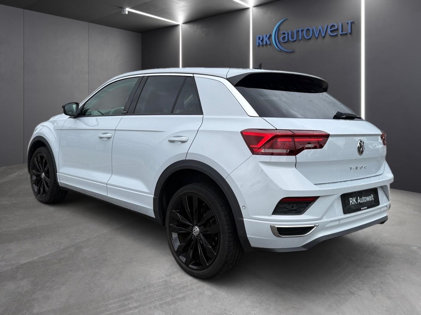 Volkswagen T-Roc IQ.DRIVE 1.5 TSI DSG - Samsaru's Car Outlet