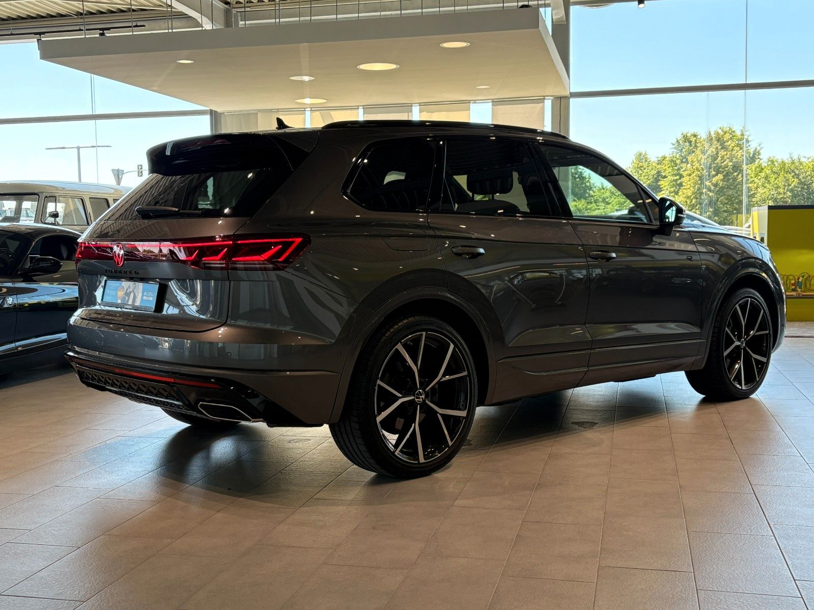 Volkswagen Touareg 3.0 TDI R-Line - Samsaru's Car Outlet