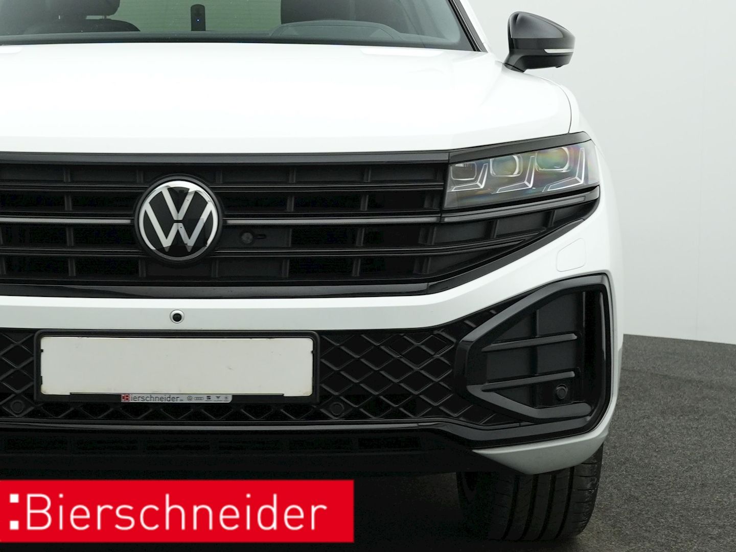Volkswagen Touareg 3.0 TDI R-line Black - Samsaru's Car Outlet