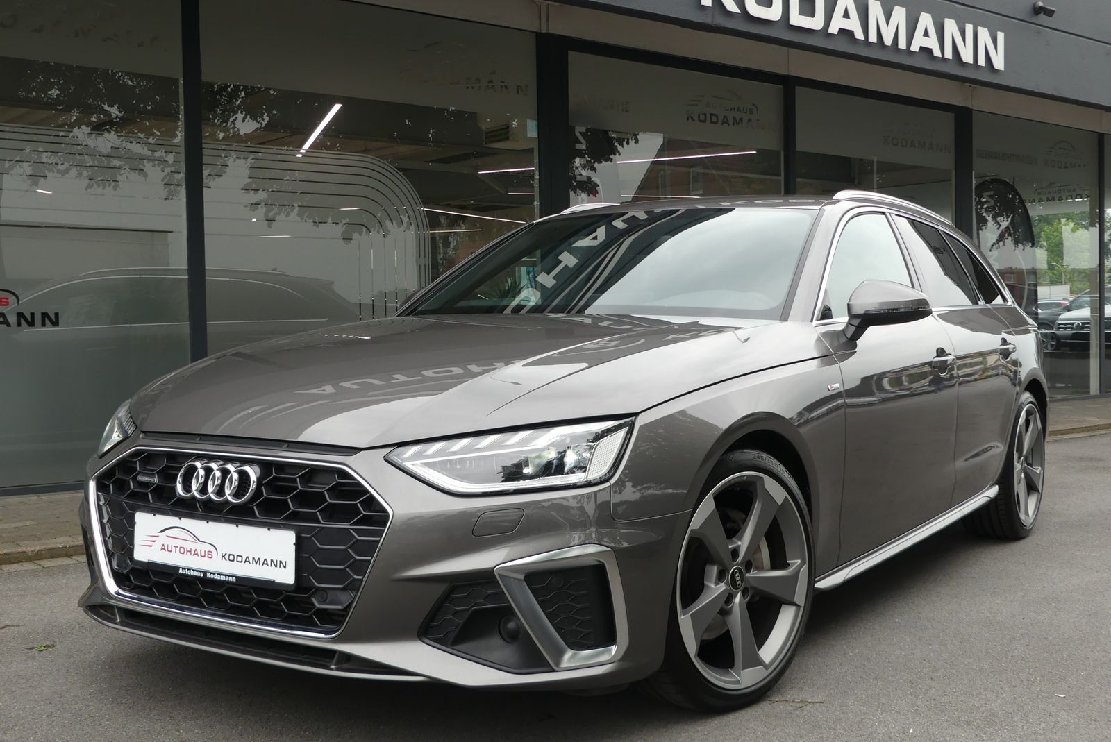 Audi A4 40 TFSI quattro S-Line - Samsaru's Car Outlet