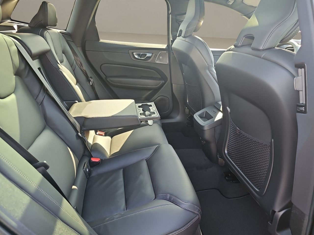 Volvo XC60 B5 AWD Black Edition PLUS LUFT 360° PANO