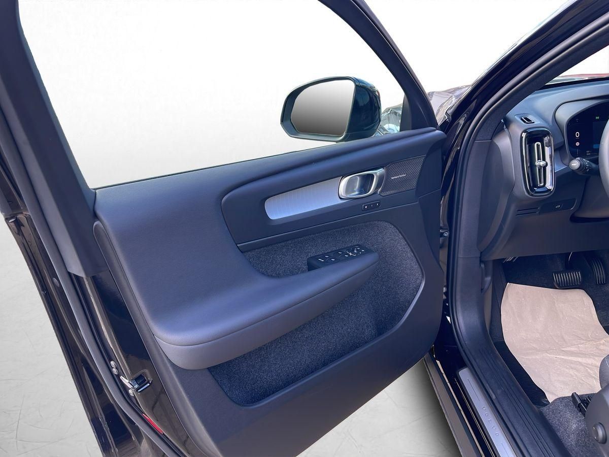 Volvo XC40 Black Edition Plus, B3 Mild-Hybrid, Benzin