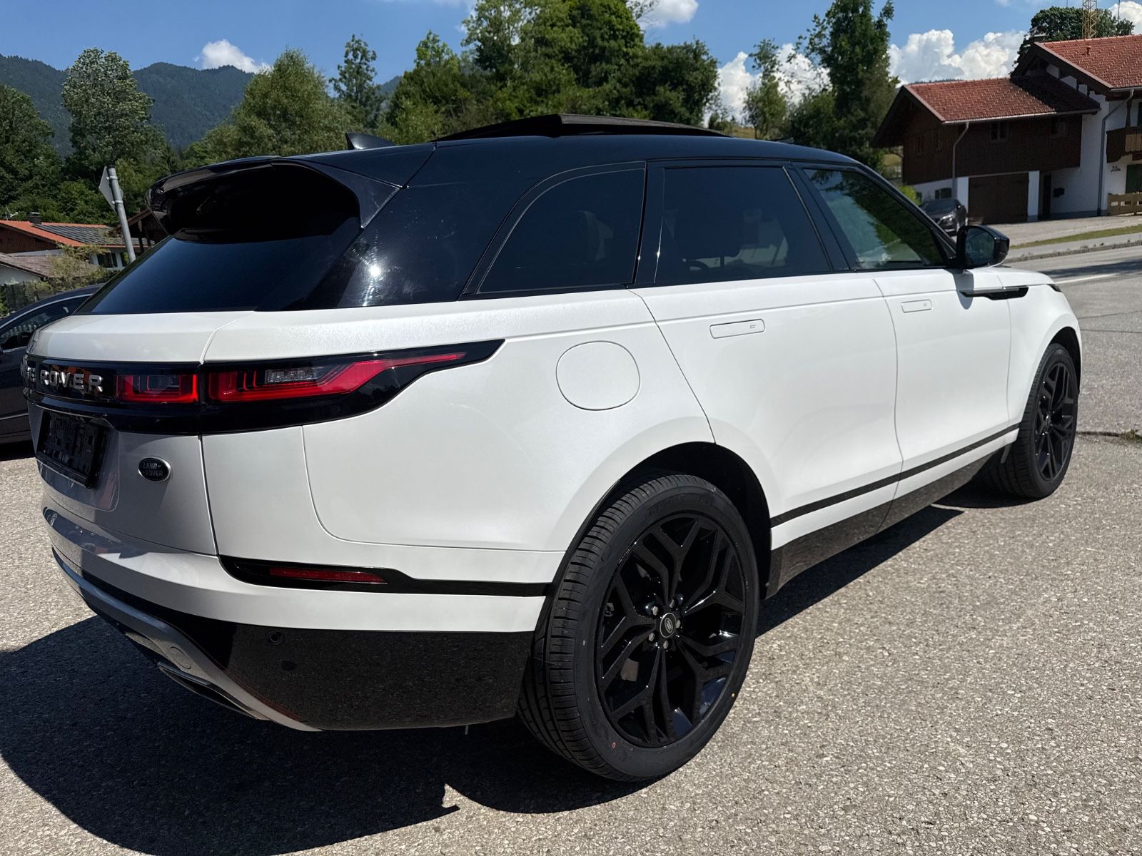 Range Rover Velar D300 Auric Edition - Samsaru's Car Outlet