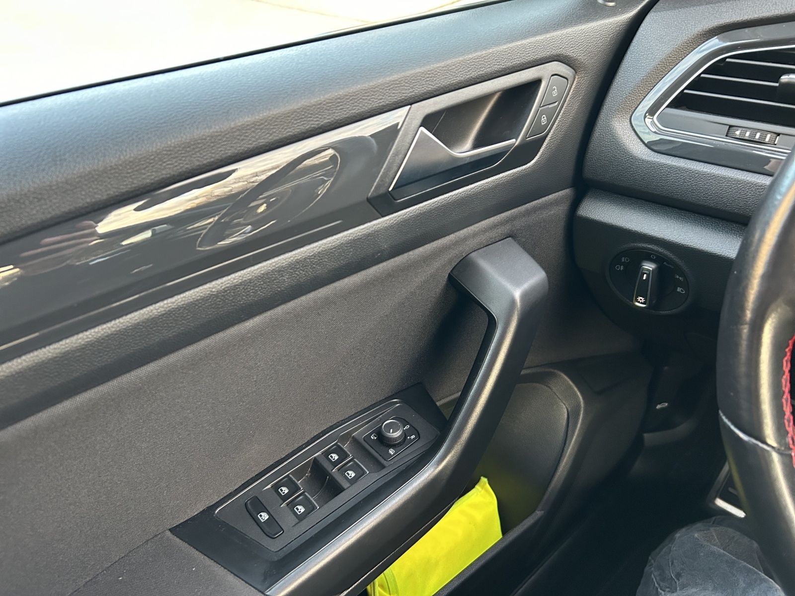 Volkswagen T-Roc TSI Sport R-Line - Samsaru's Car Outlet
