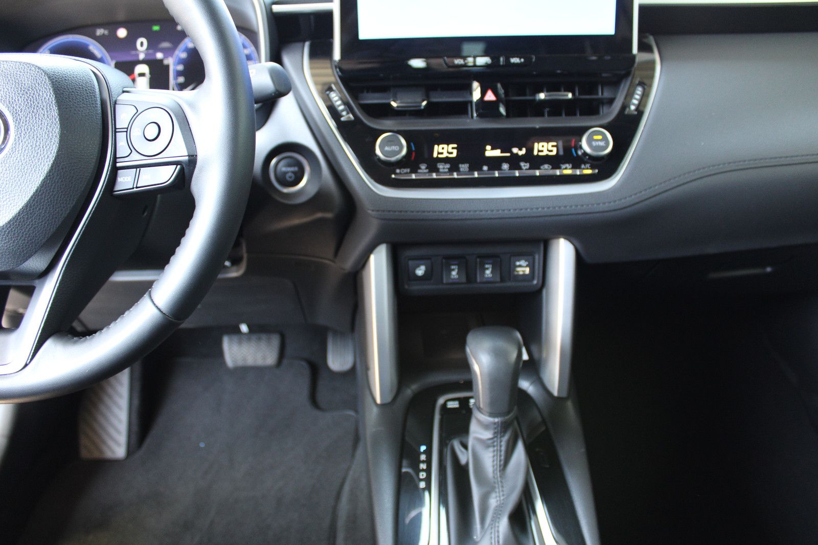 Toyota Corolla Cross 2.0 Hybrid AWD - Samsaru's Car Outlet