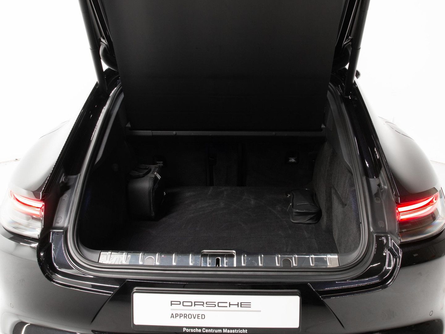Porsche Panamera 4 E-Hybrid Platinum Edition