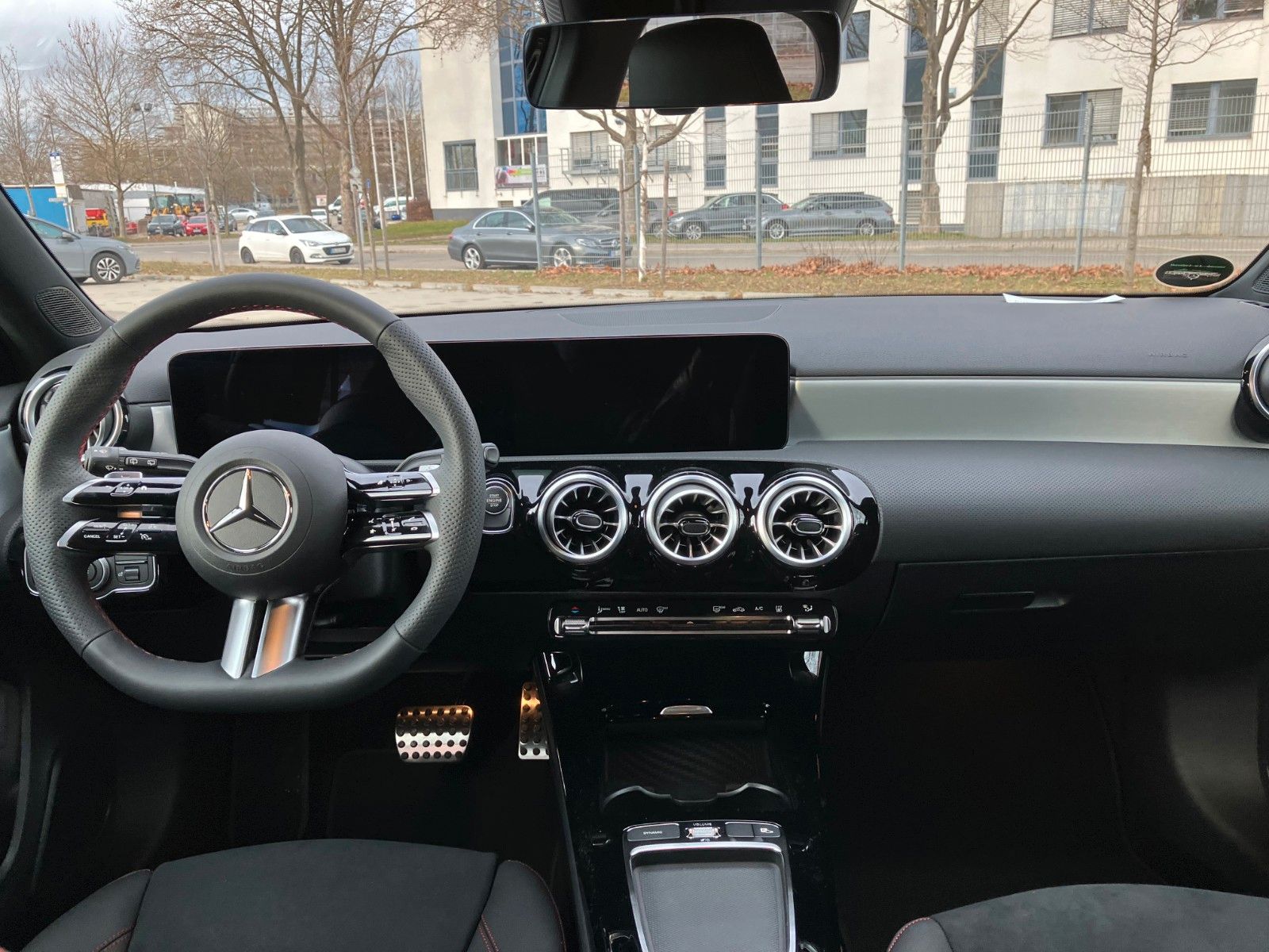 Mercedes-Benz A 250 e AMG LINE - Samsaru's Car Outlet