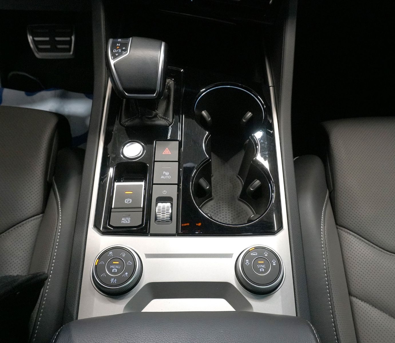 Volkswagen Touareg 3.0 TSI R-Line 4Motion - Samsaru's Car Outlet