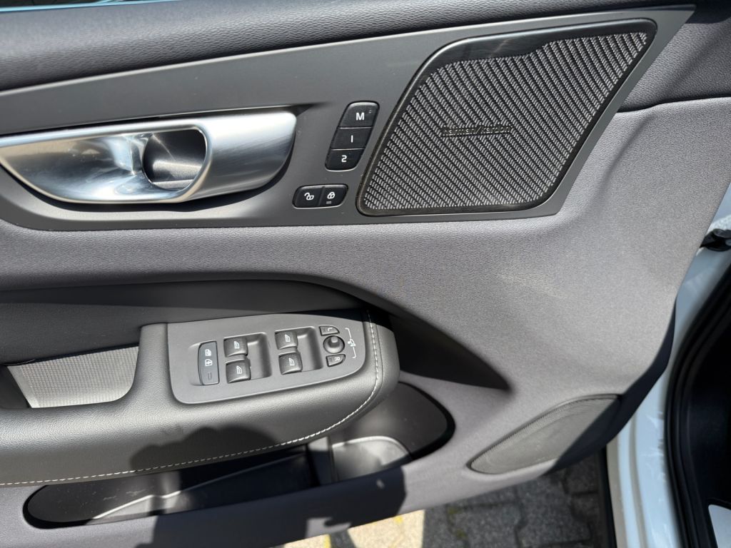 Volvo XC60 T6 AWD Recharge Plus Bright Luftfahrwerk AH