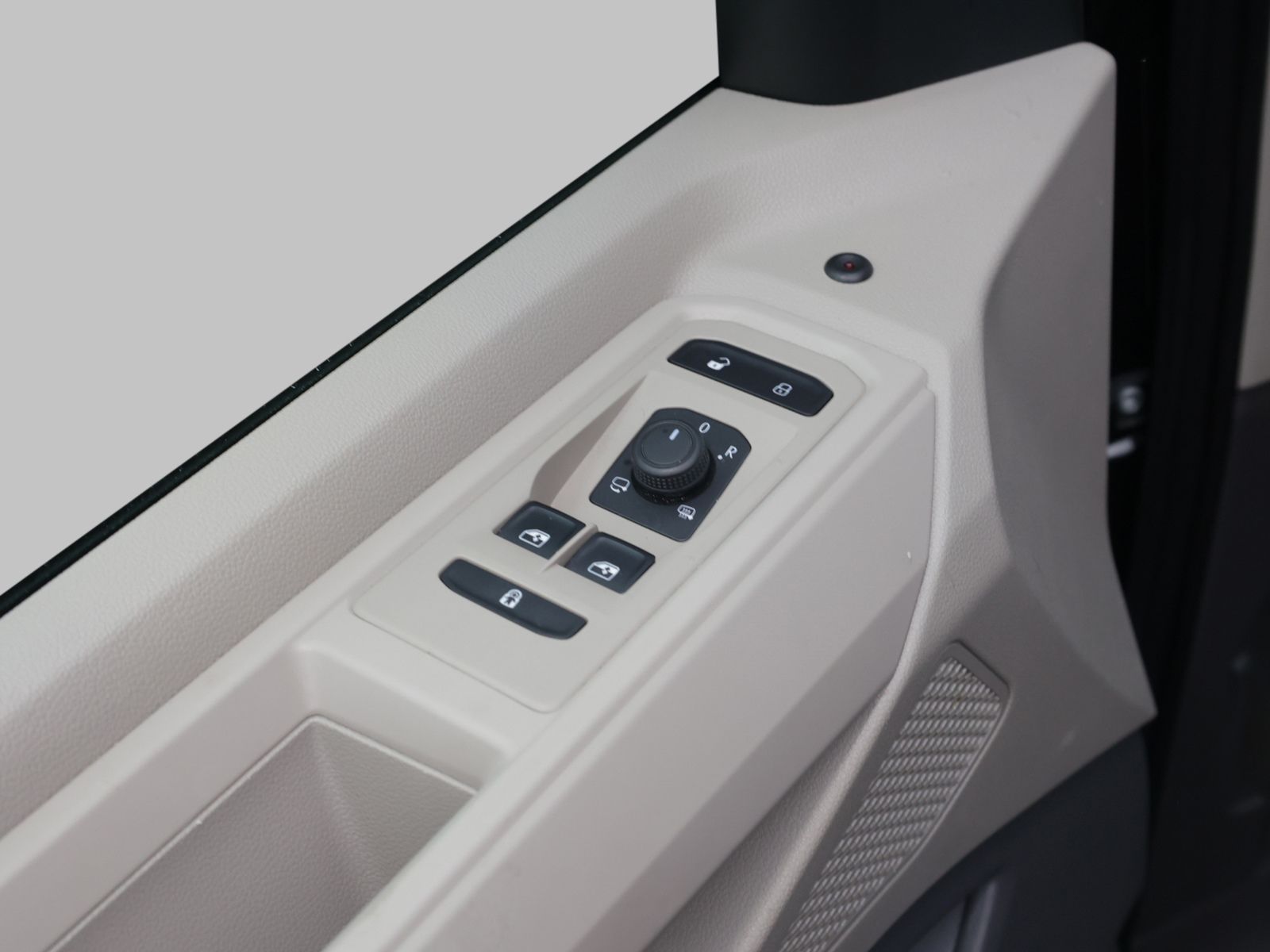 Volkswagen T7 Multivan 1.5 TSI Edition - Samsaru's Car Outlet