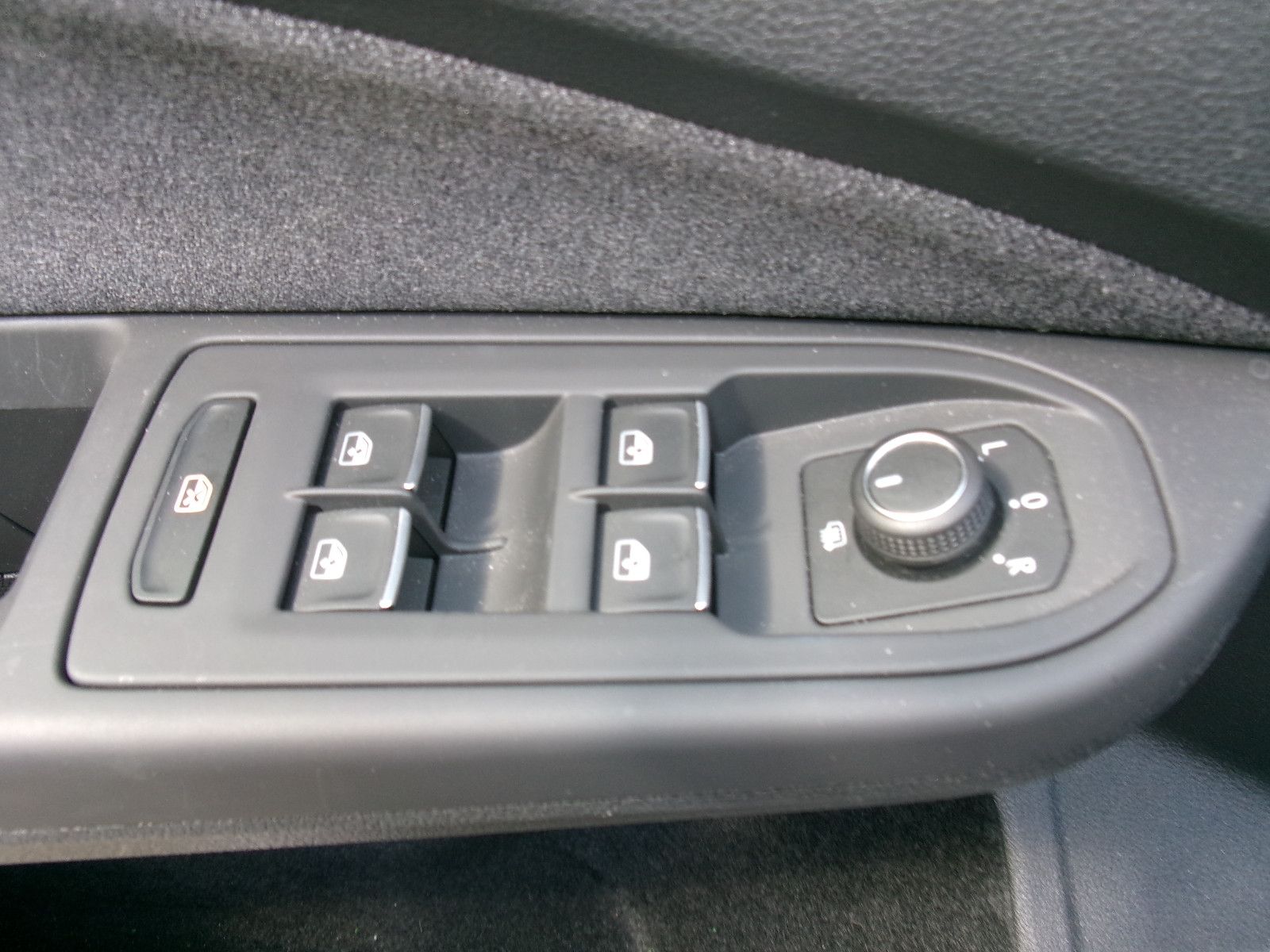 Volkswagen Golf VIII 1.0 eTSI Move - Samsaru's Car Outlet