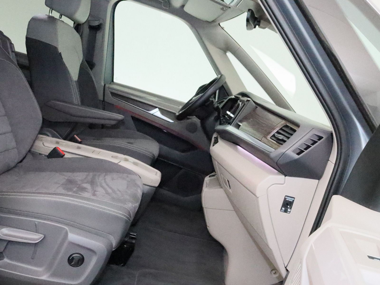 Volkswagen T7 Multivan 2.0 TDI Style - Samsaru's Car Outlet
