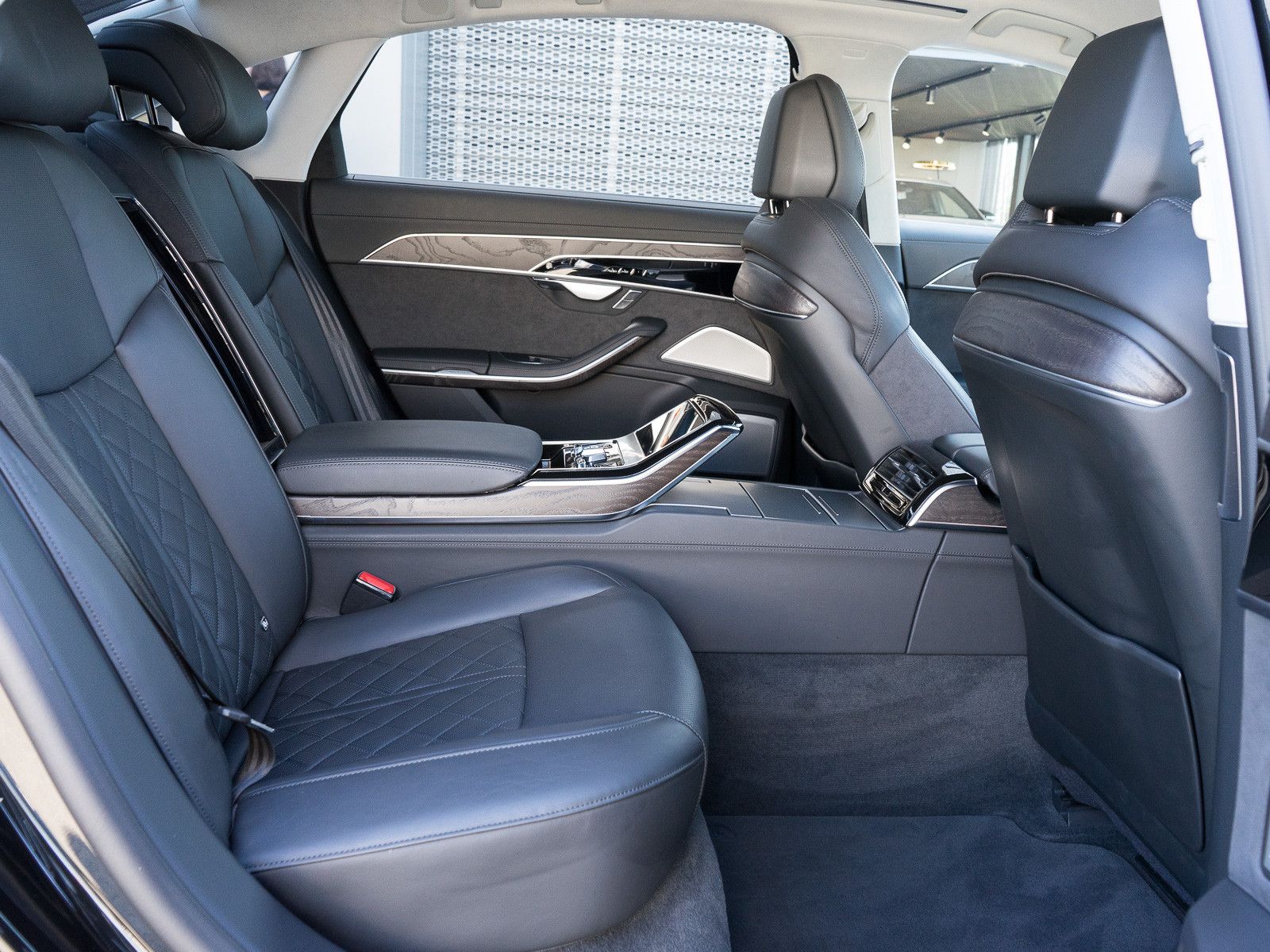 Audi A8 L 60TFSIe S line - Samsaru's Car Outlet