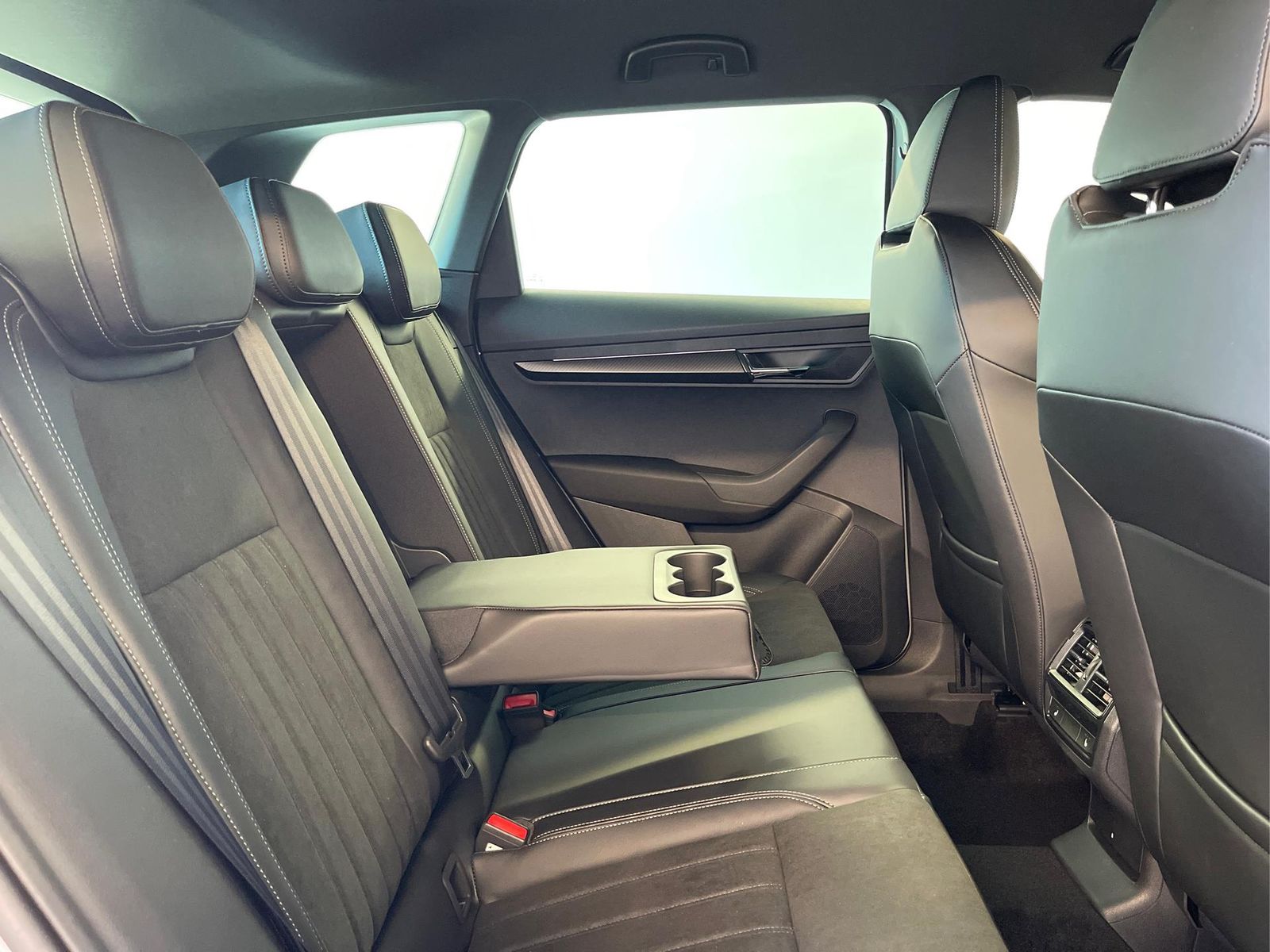 Skoda Karoq Sportline TSI 4x4 360°+19 Zoll+Navi+AHK...