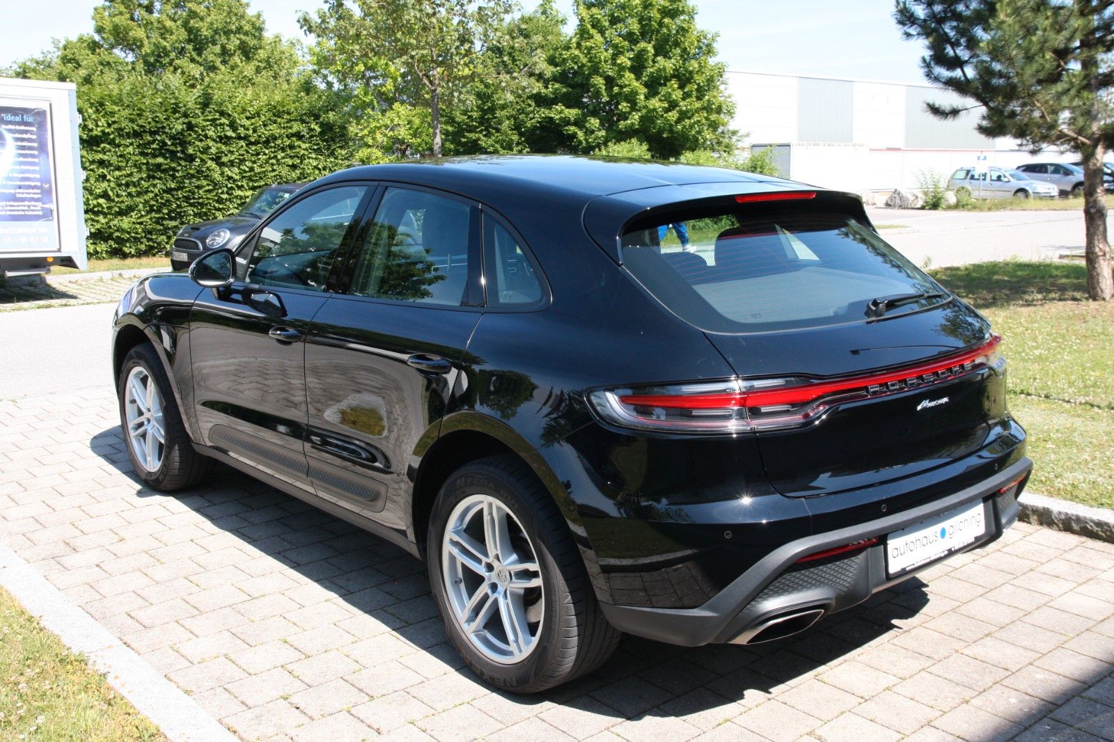 Porsche Macan - Samsaru's Car Outlet