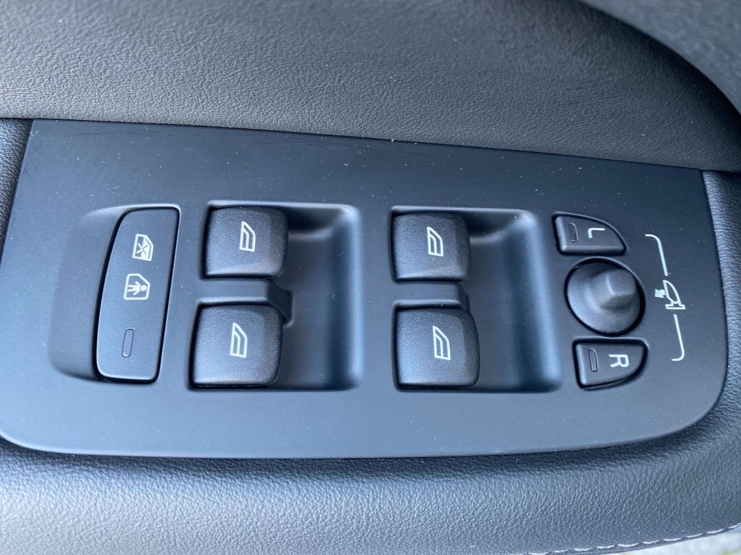 Volvo V60 T6 AWD Ultra Dark Recharge B&W HUD Pano-Dach