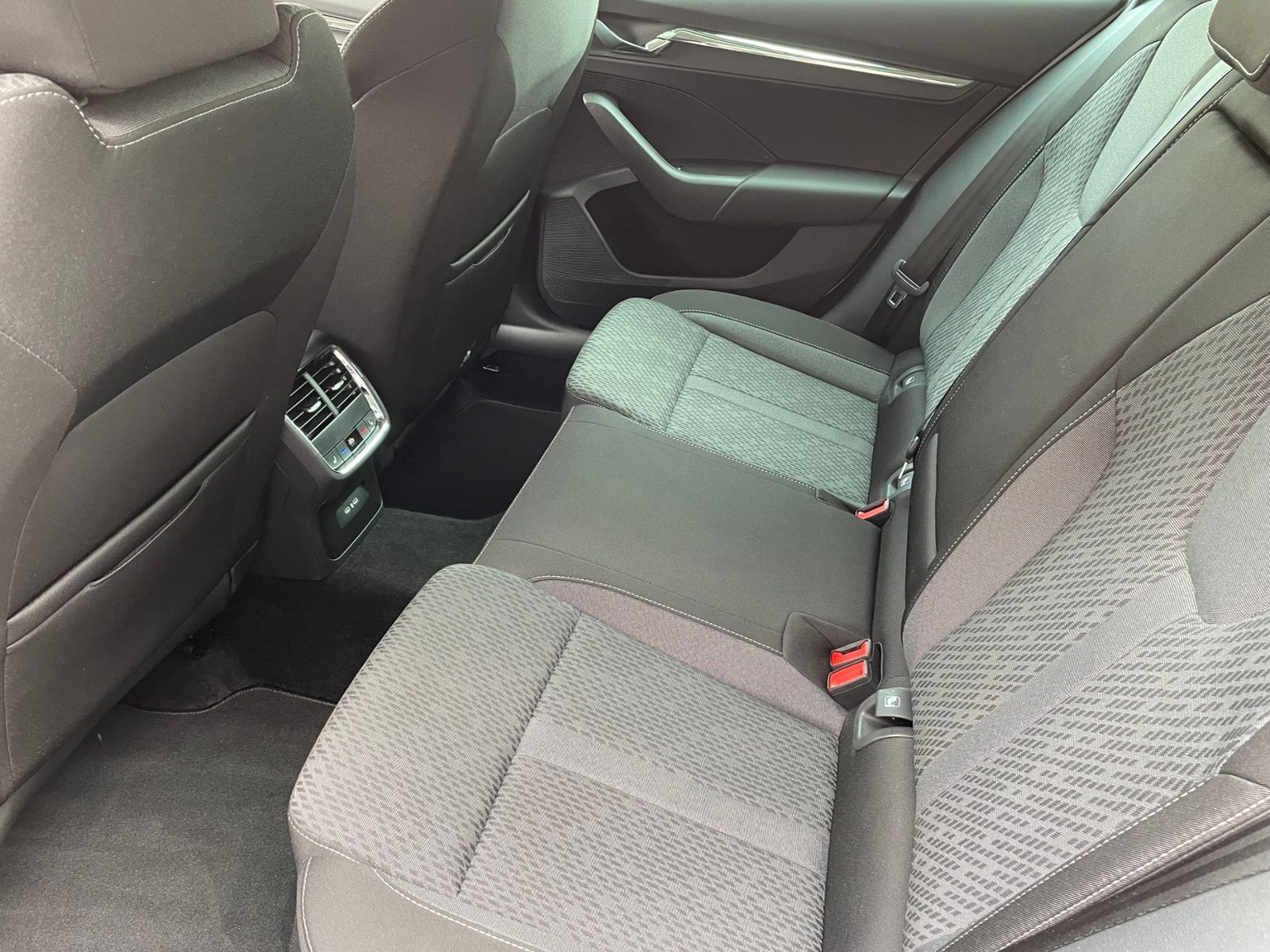 Skoda Octavia Combi 2.0 TDI Style - Samsaru's Car Outlet