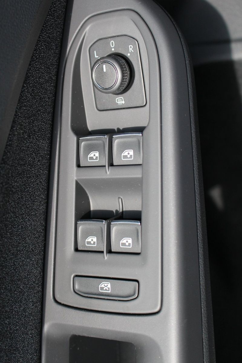 Volkswagen Golf VIII 2.0 TDI DSG Move - Samsaru's Car Outlet