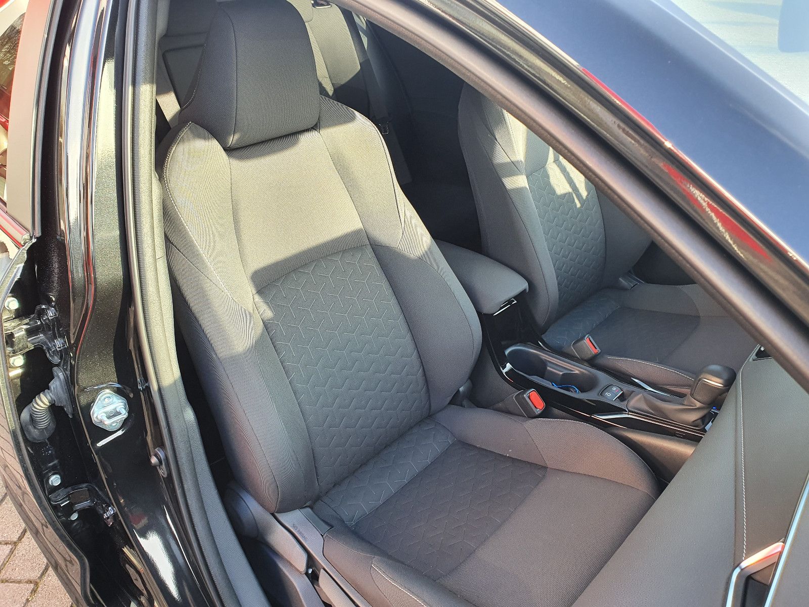 Toyota Corolla 1.8 Hybrid - Samsaru's Car Outlet