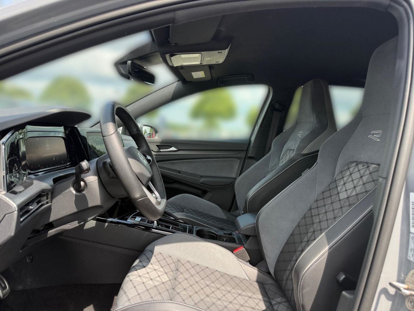 Volkswagen Golf 8 VIII R-Line 1.5 eTSI - Samsaru's Car Outlet