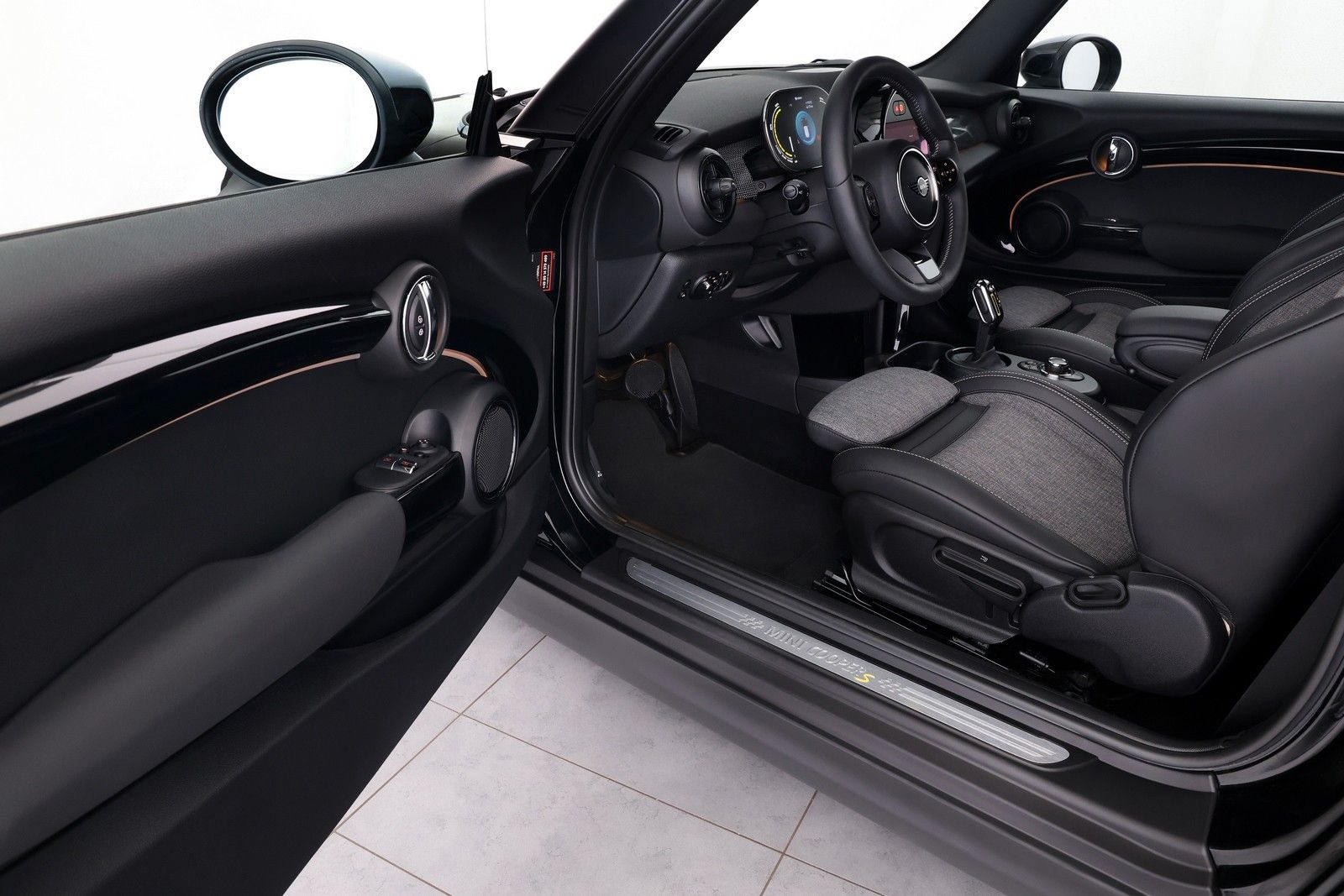 MINI COOPER SE Classic Trim Black - Samsaru's Car Outlet