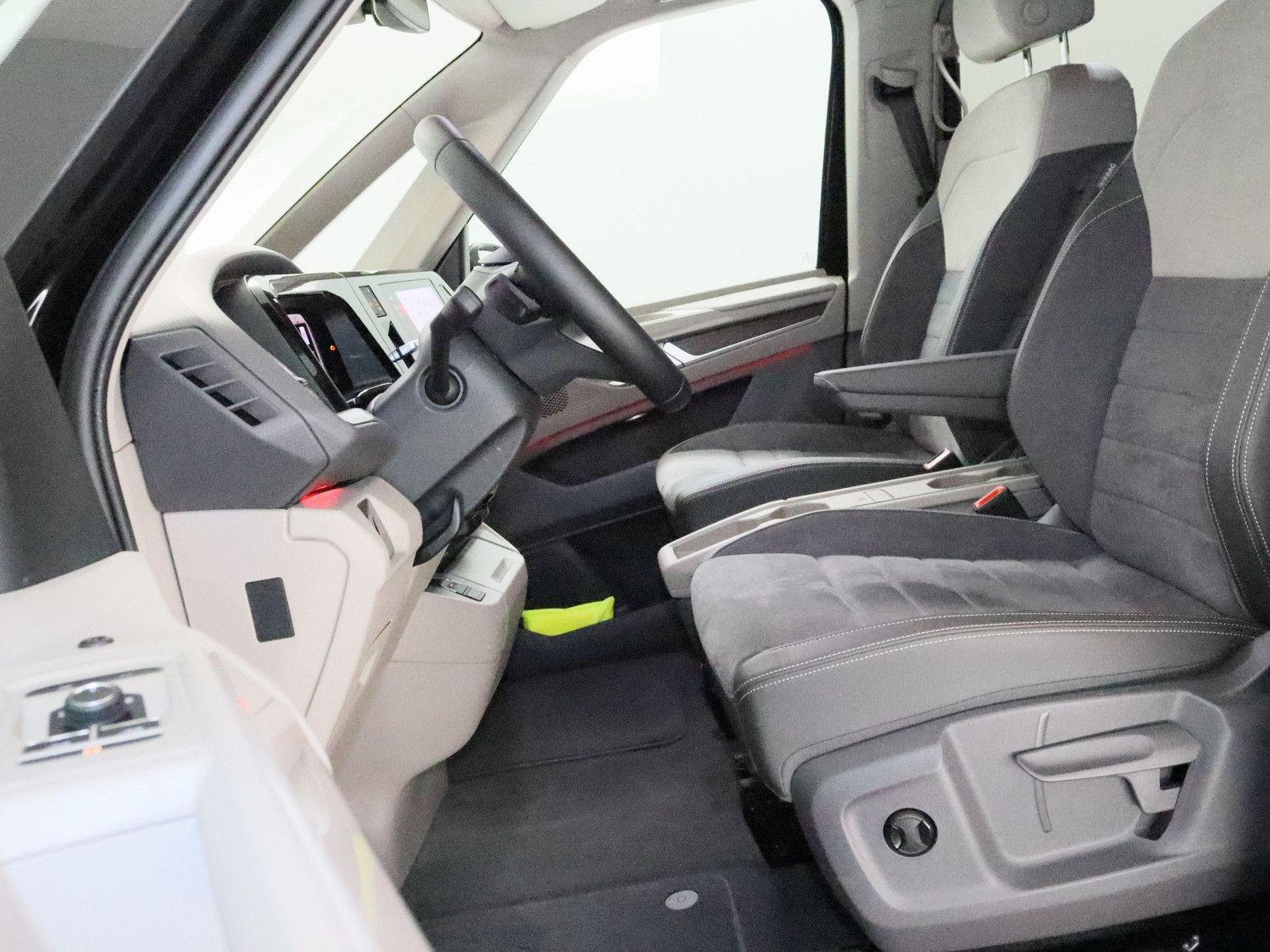 Volkswagen T7 Multivan 2.0 TDI Style - Samsaru's Car Outlet