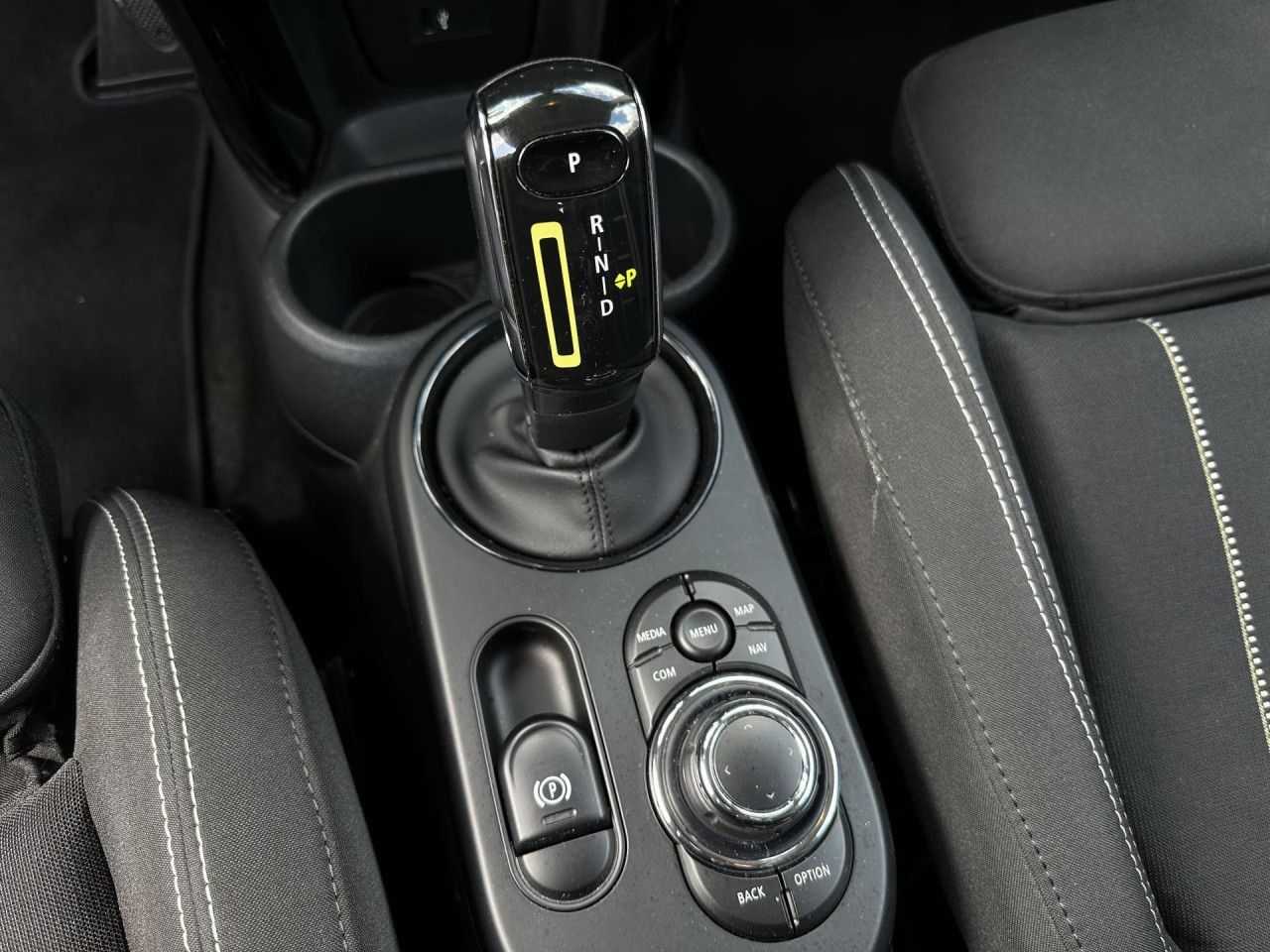 MINI Cooper SE Essential - Samsaru's Car Outlet