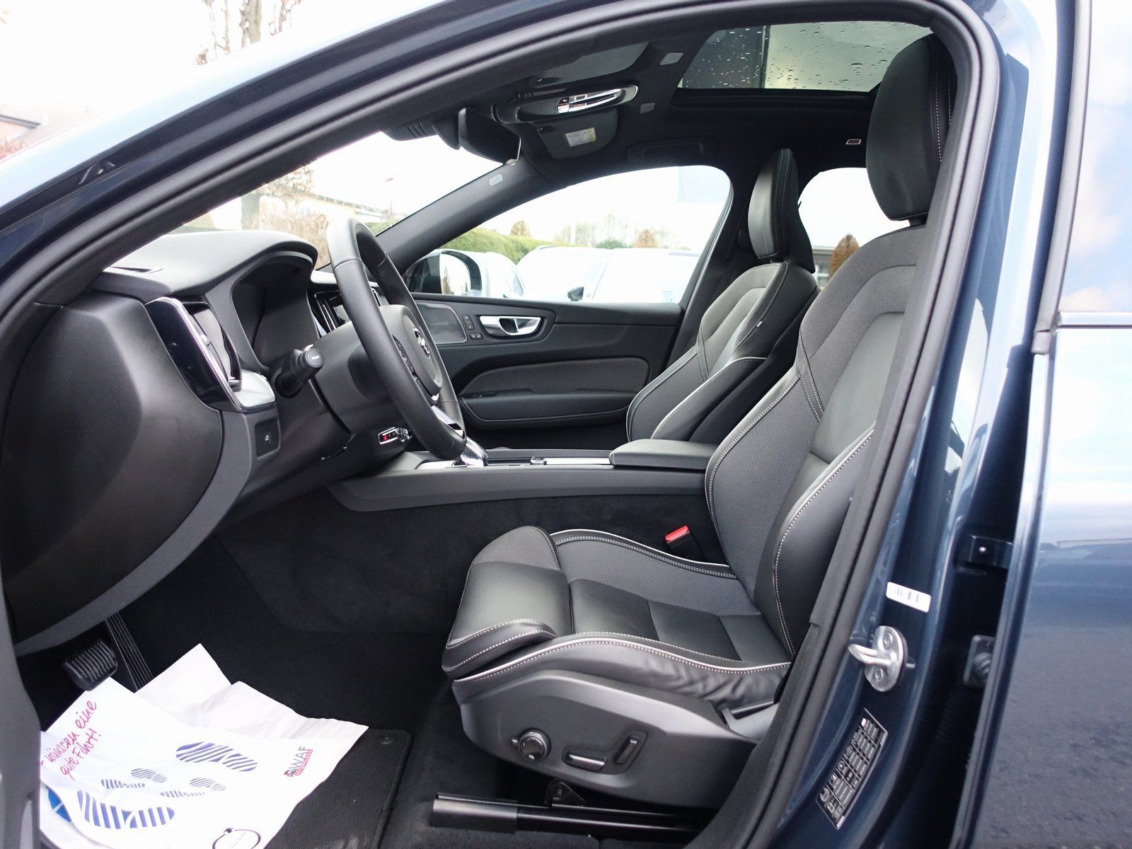 Volvo XC60 Plus B5 AWD Mild-Hybrid/Dark/FourC/AHK/H&K