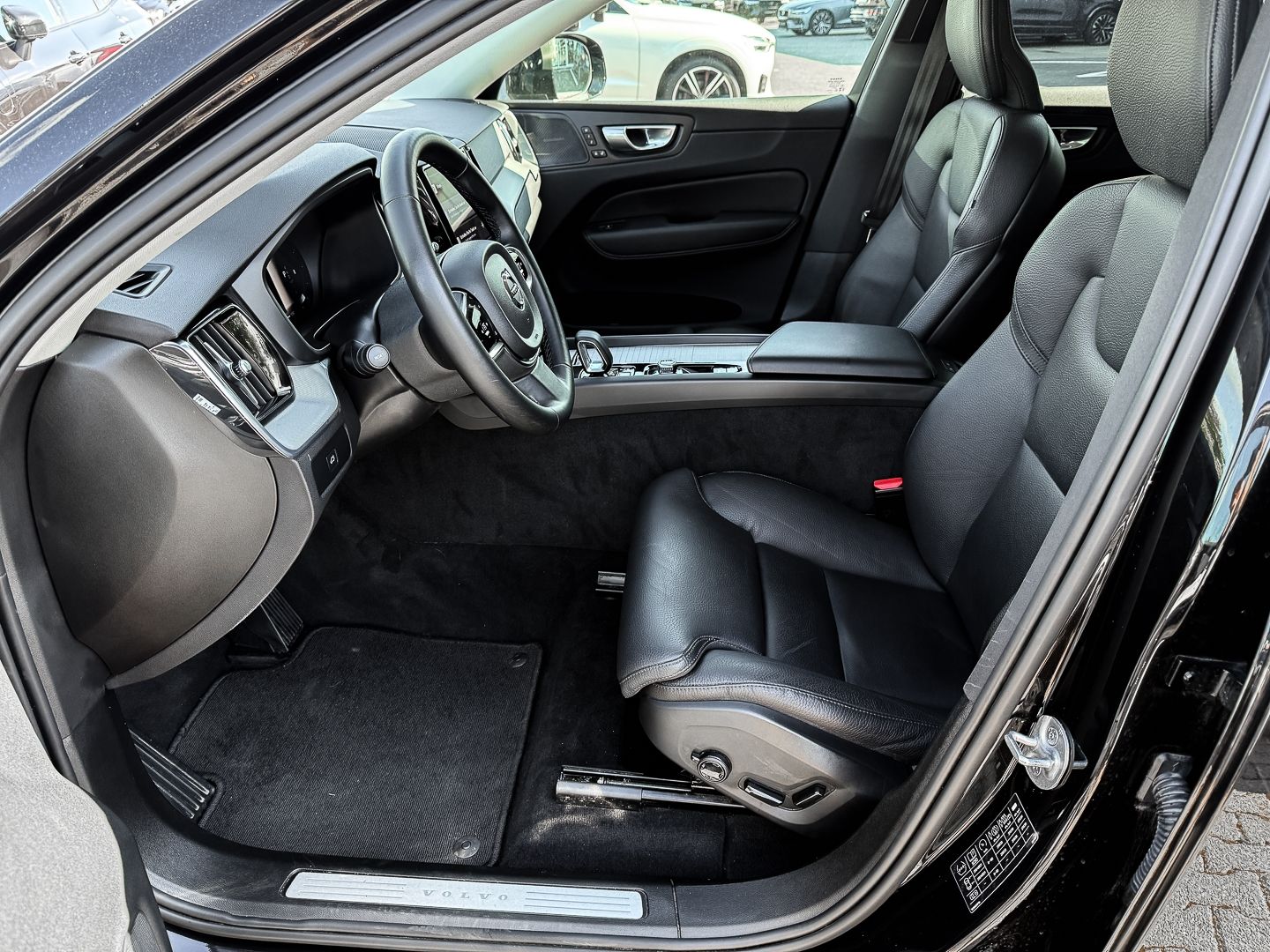 Volvo XC60 Plus Dark AWD B4 Diesel EU6d StandHZG AHK D